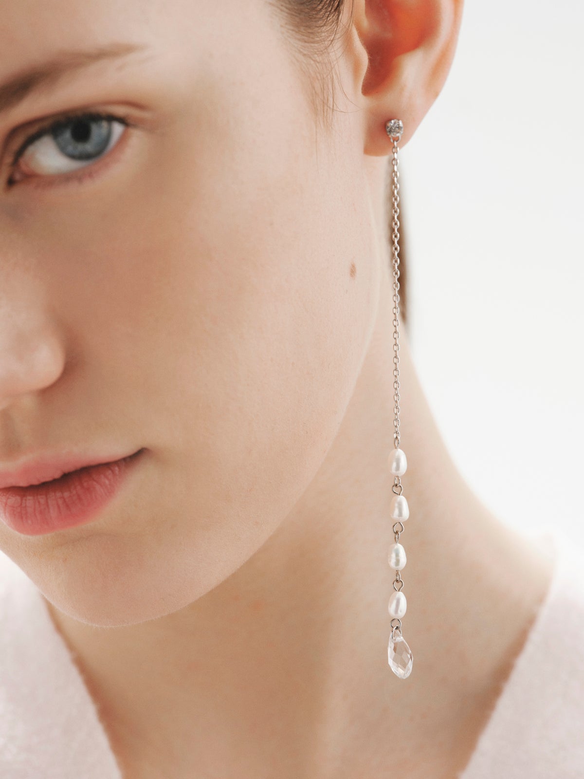 Long earrings with baroque pearls and crystals