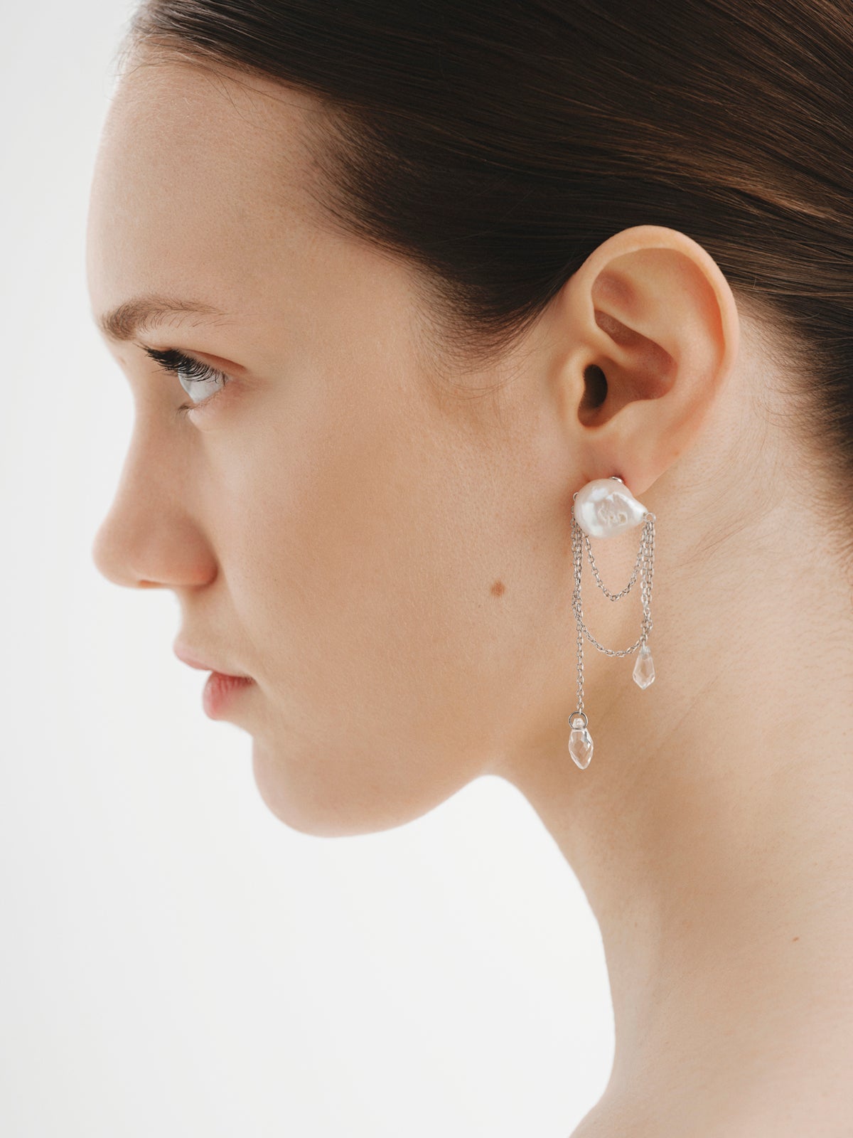 Stud earring with baroque pearls and crystals