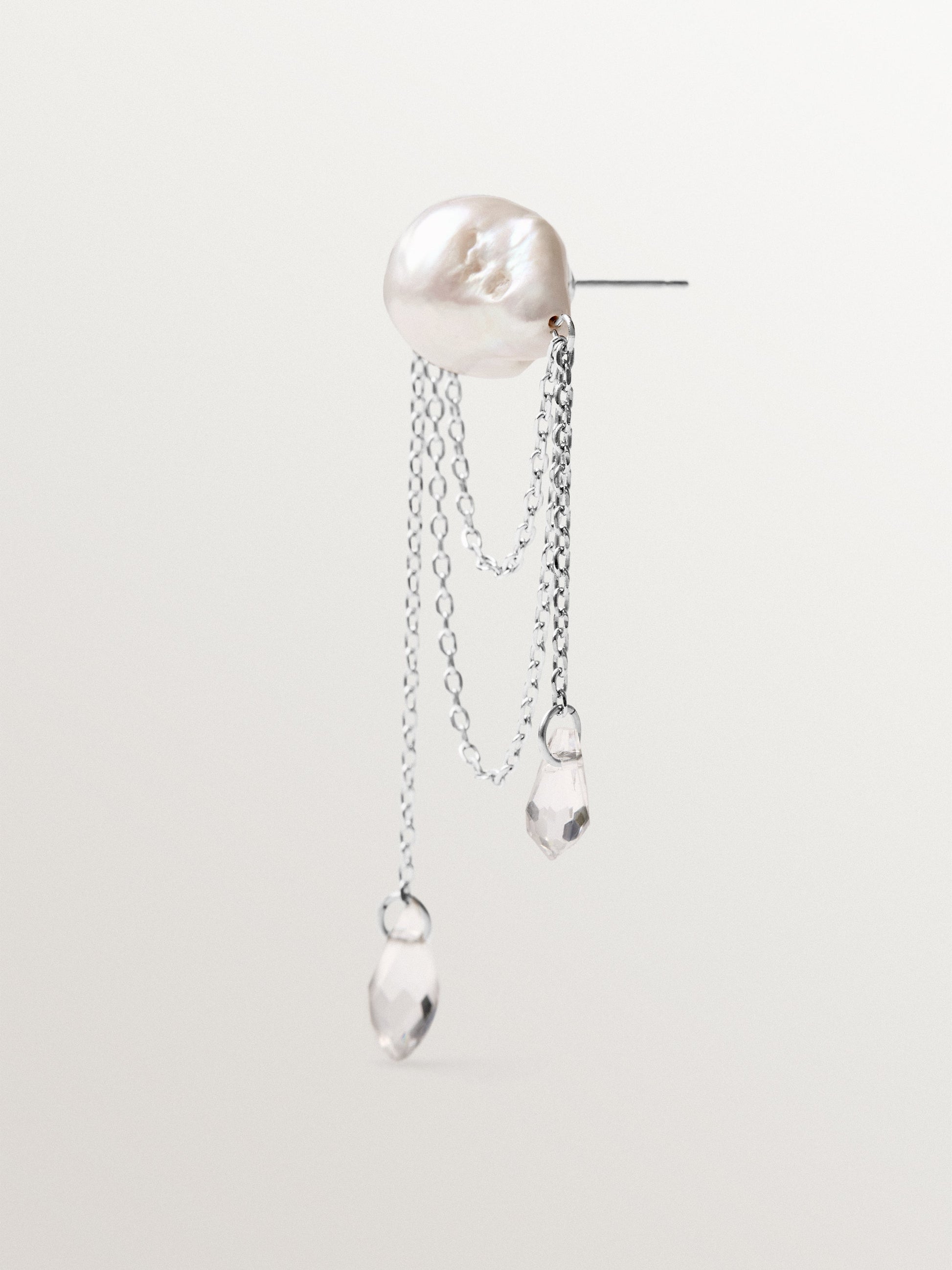 Stud earring with baroque pearls and crystals