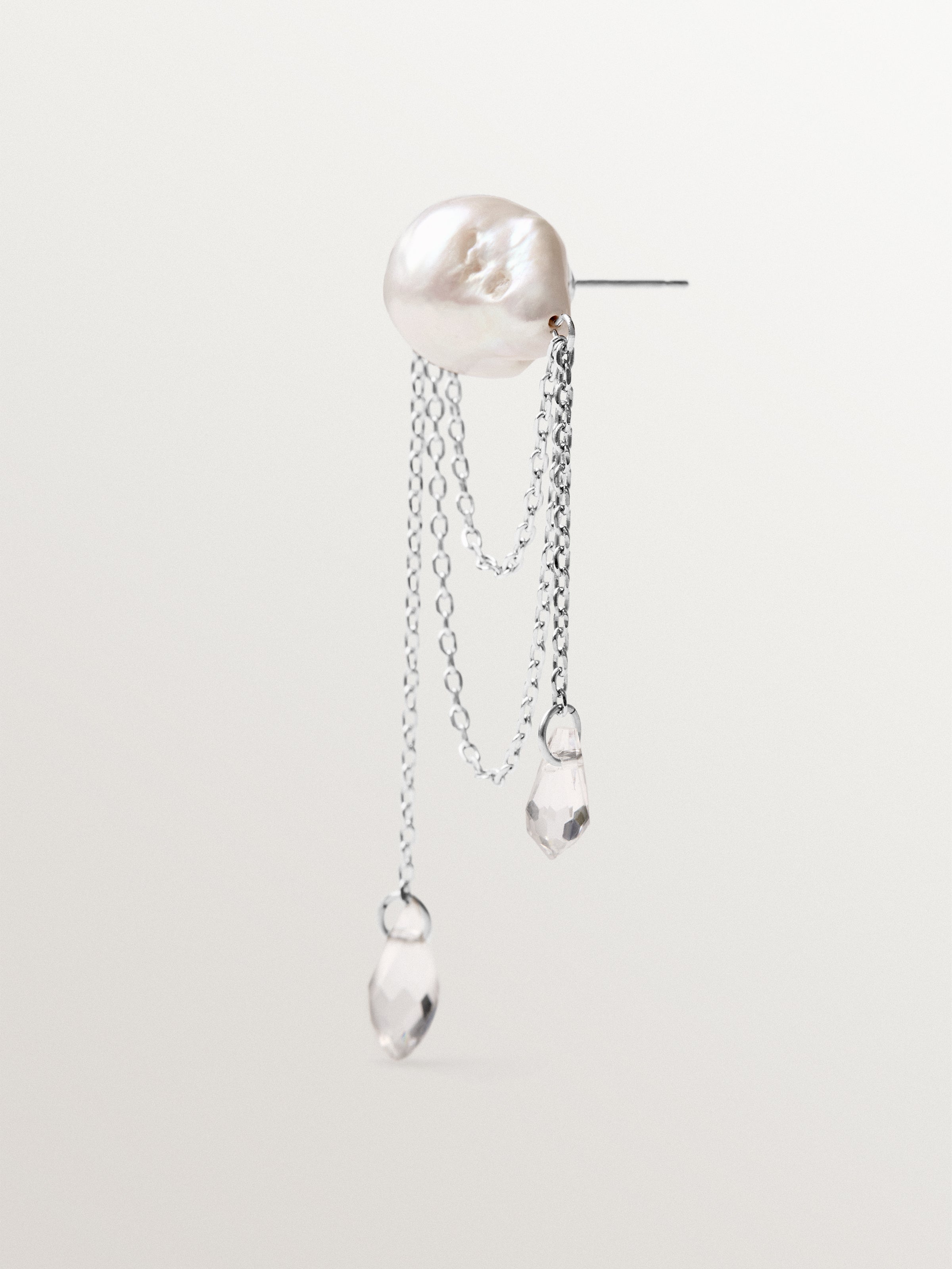 Stud earring with baroque pearls and crystals