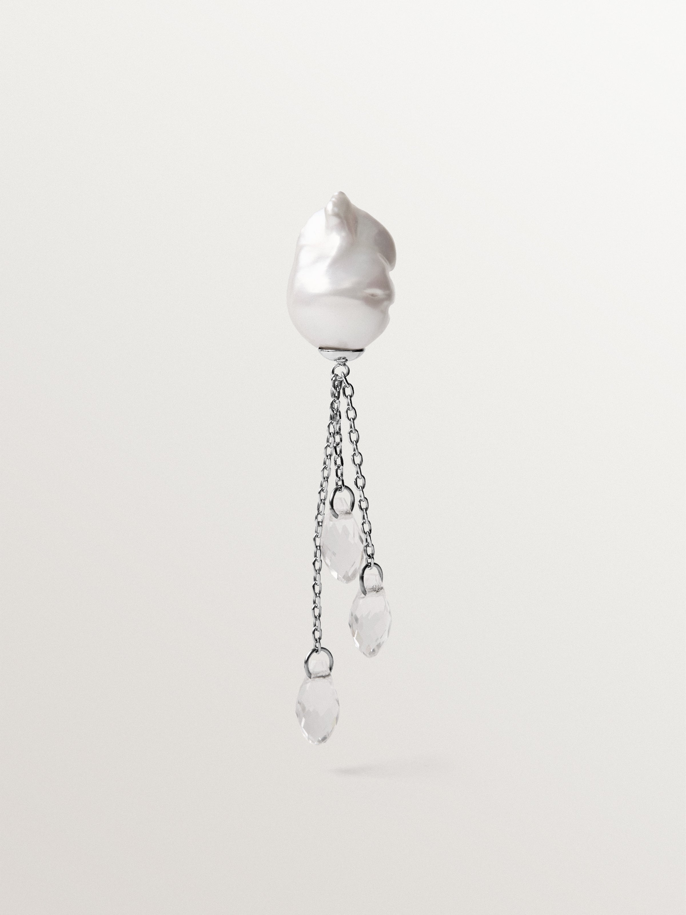 Stud earring with baroque pearls and crystals
