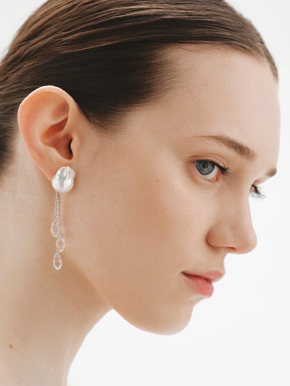 Stud earring with baroque pearls and crystals