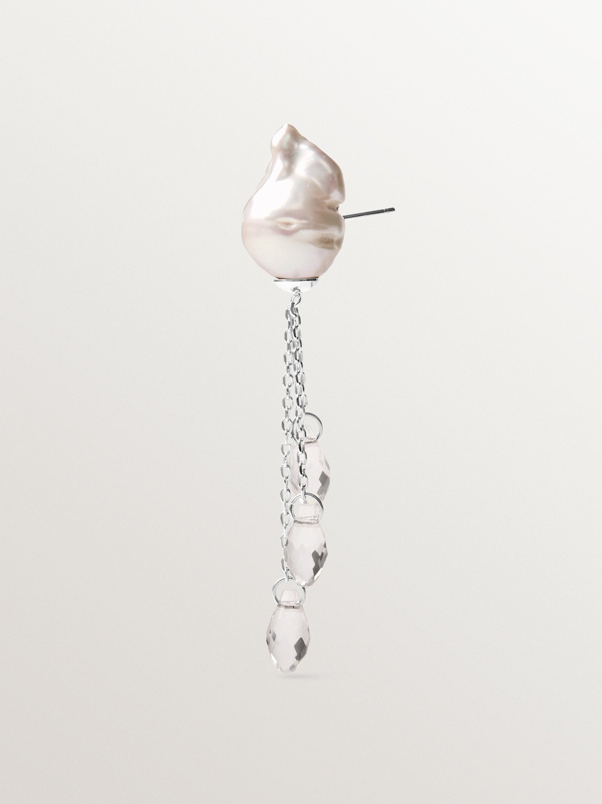 Stud earring with baroque pearls and crystals