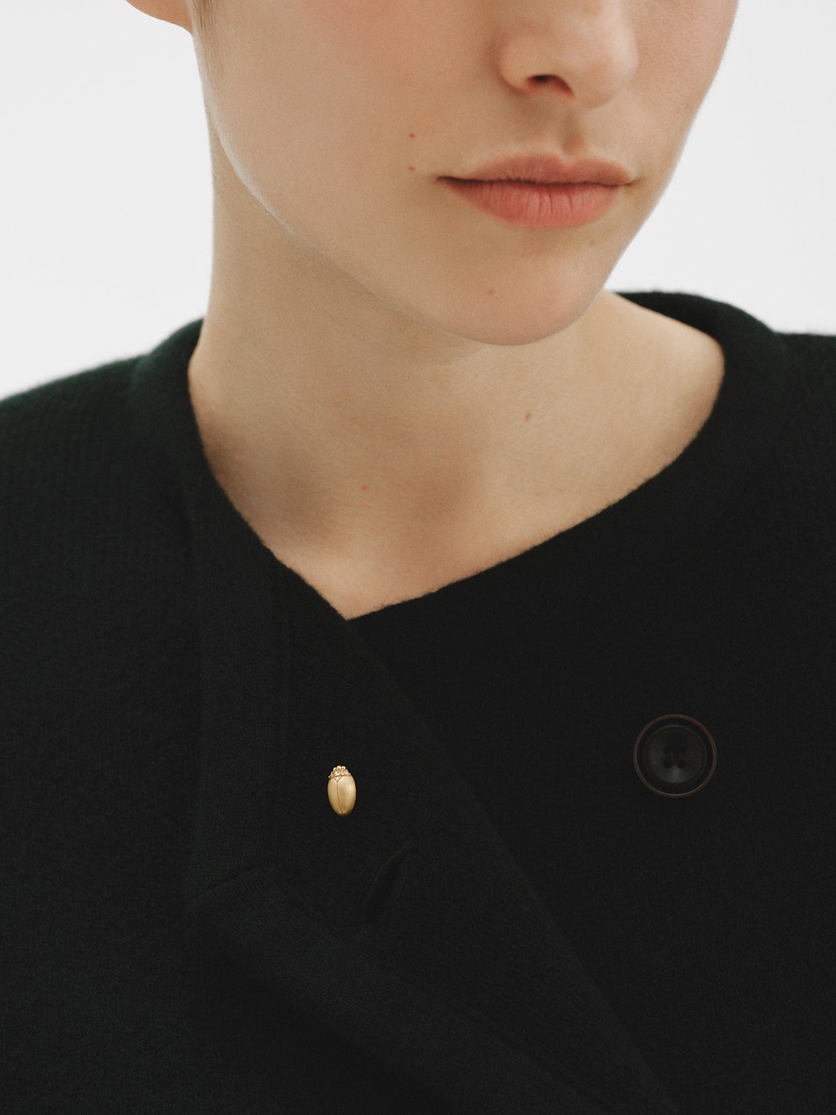 Yellow gold-plated pin with crystal and beetle shape