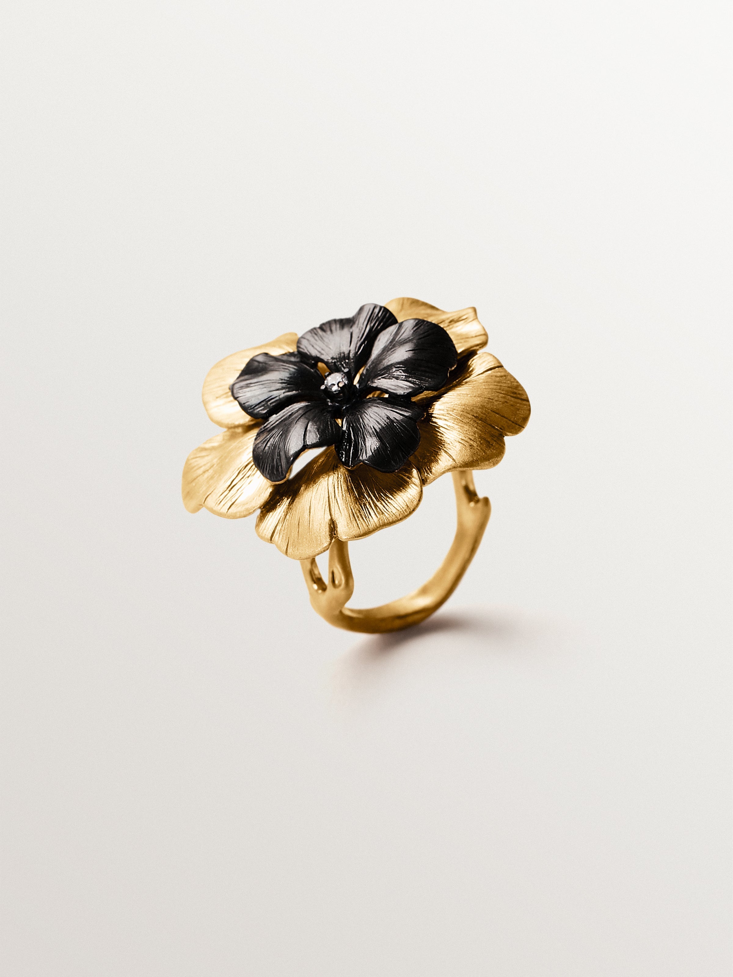 Two-tone ring with crystal and flower shape