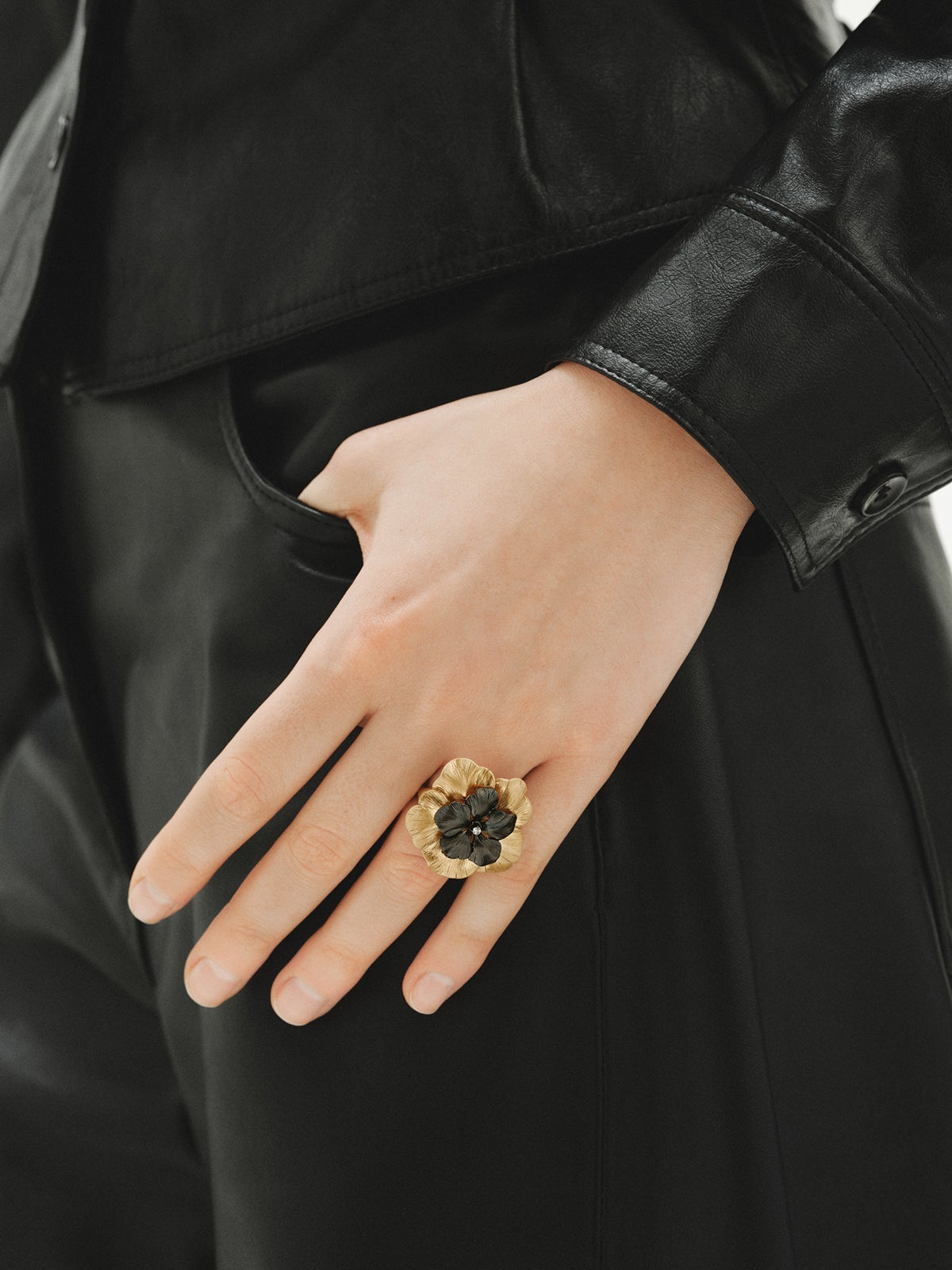 Two-tone ring with crystal and flower shape