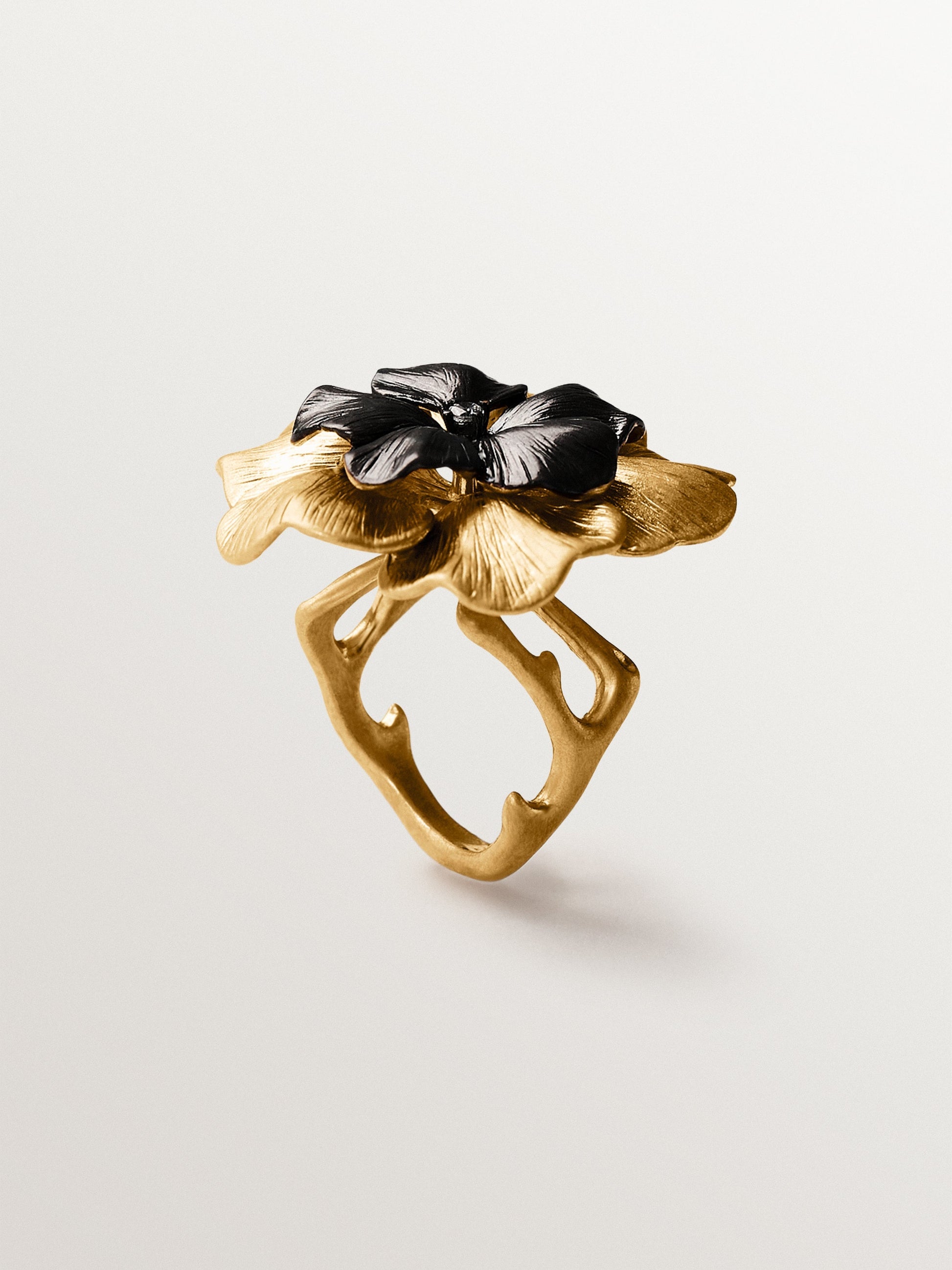 Two-tone ring with crystal and flower shape