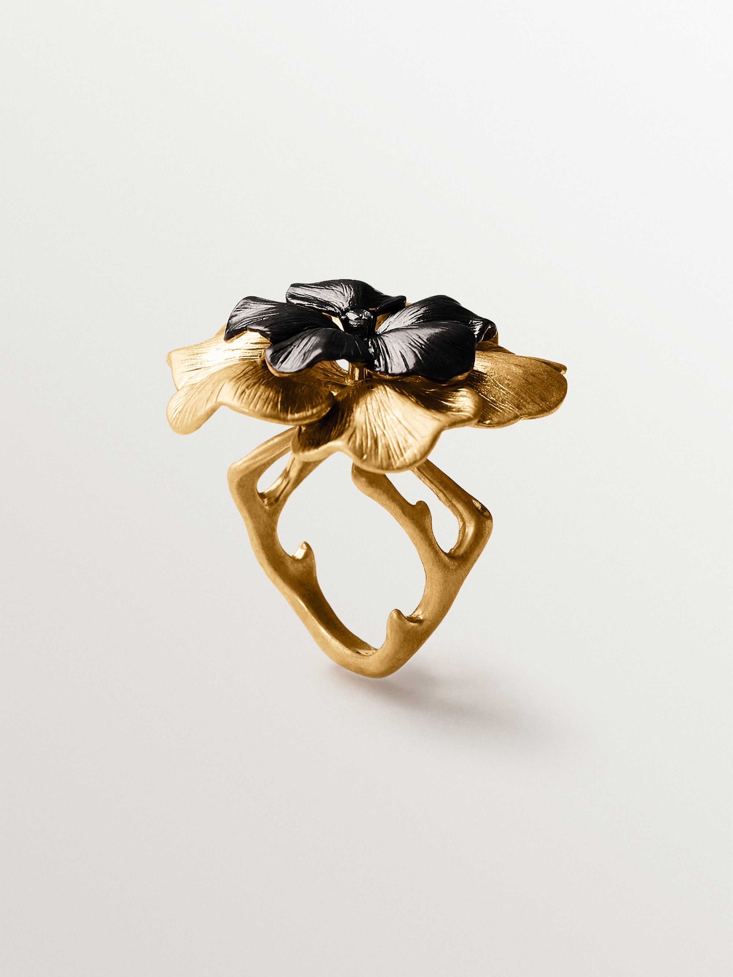 Two-tone ring with crystal and flower shape