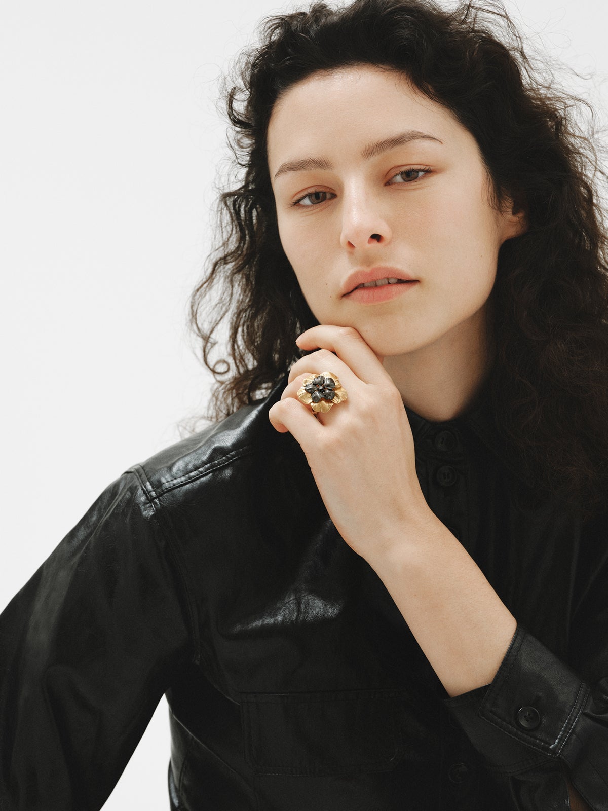 Two-tone ring with crystal and flower shape