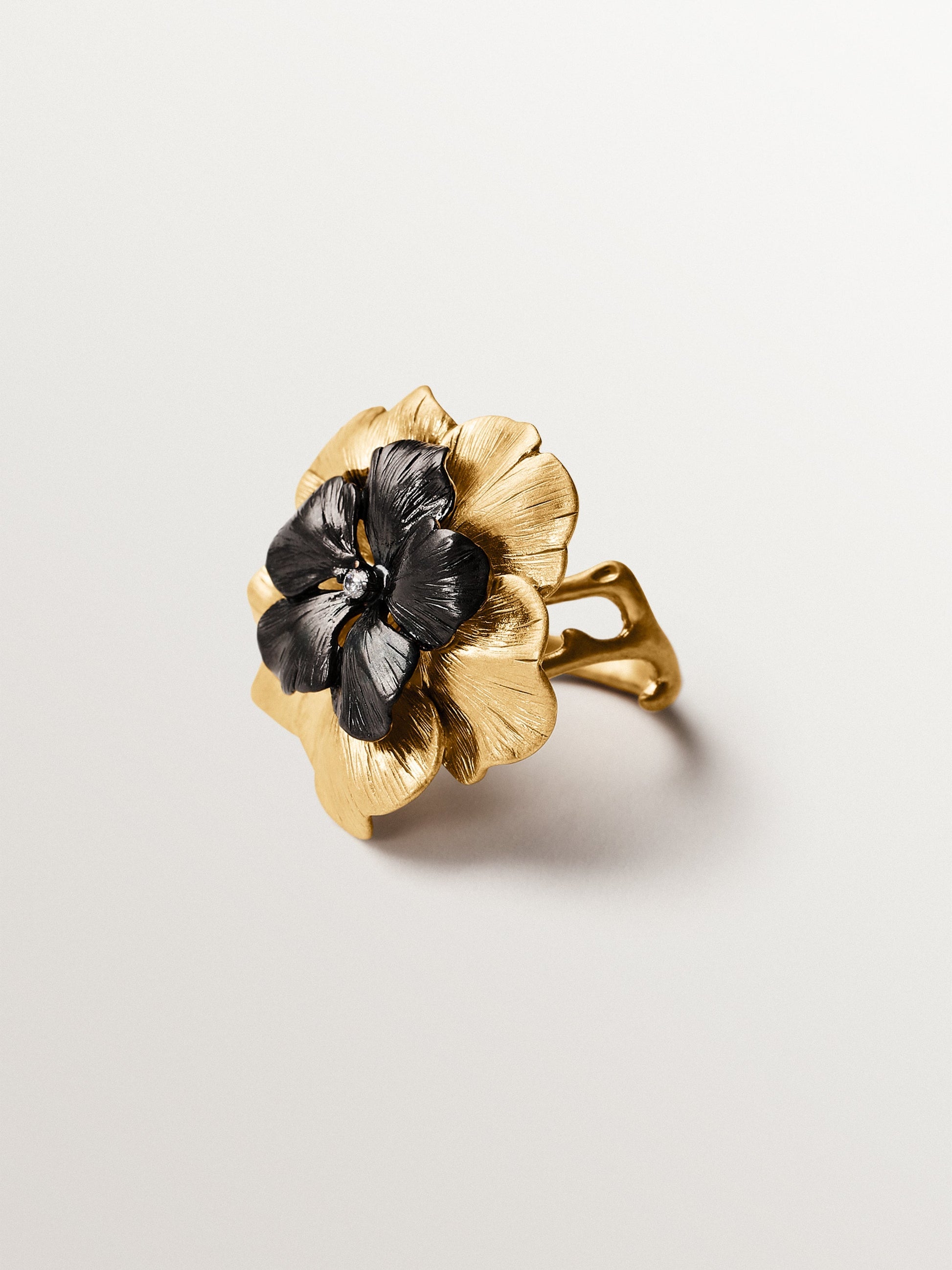 Two-tone ring with crystal and flower shape