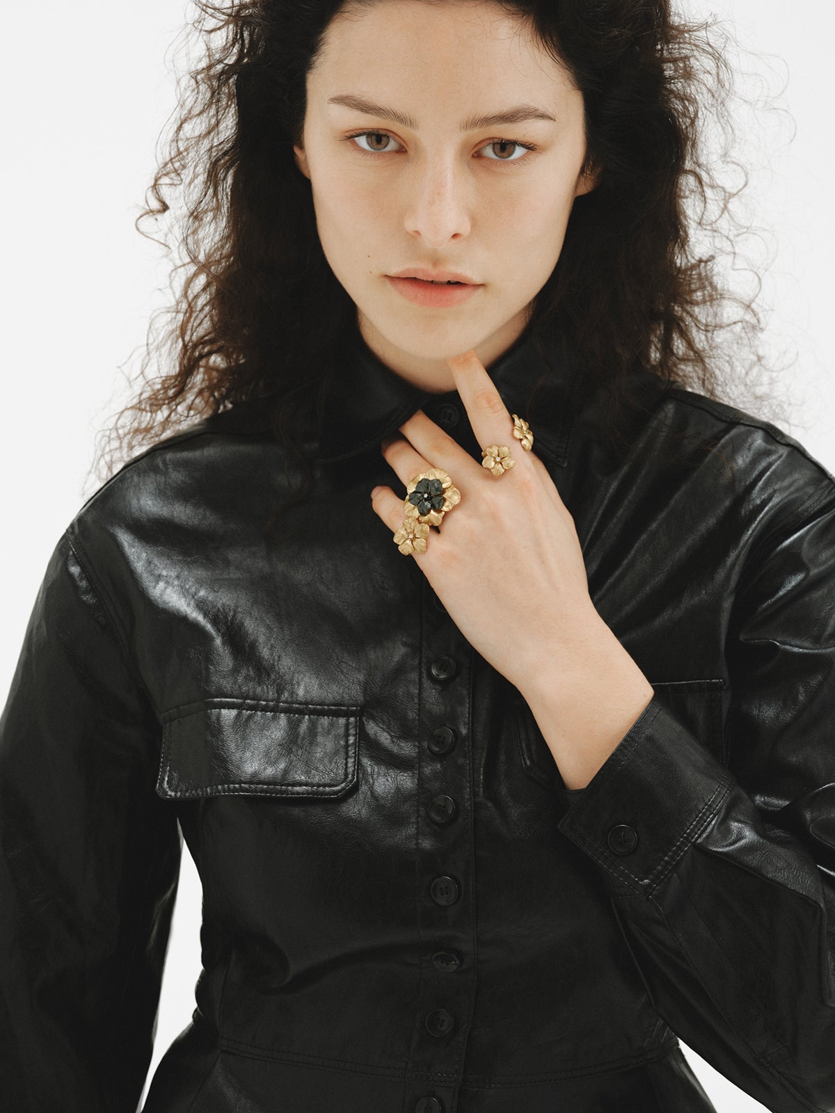 Two-tone ring with crystal and flower shape