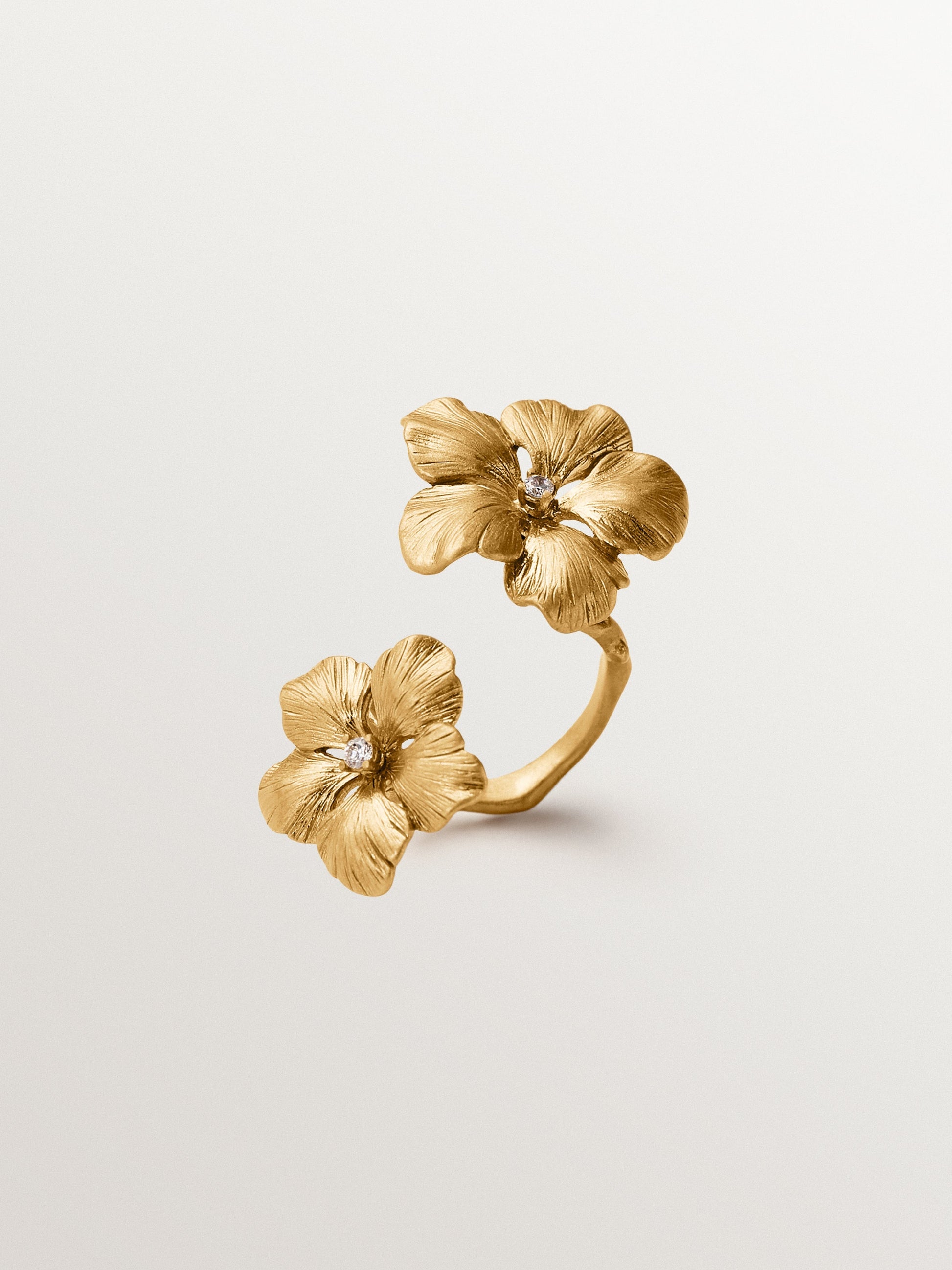 Open ring plated in yellow gold with crystals and flower motif