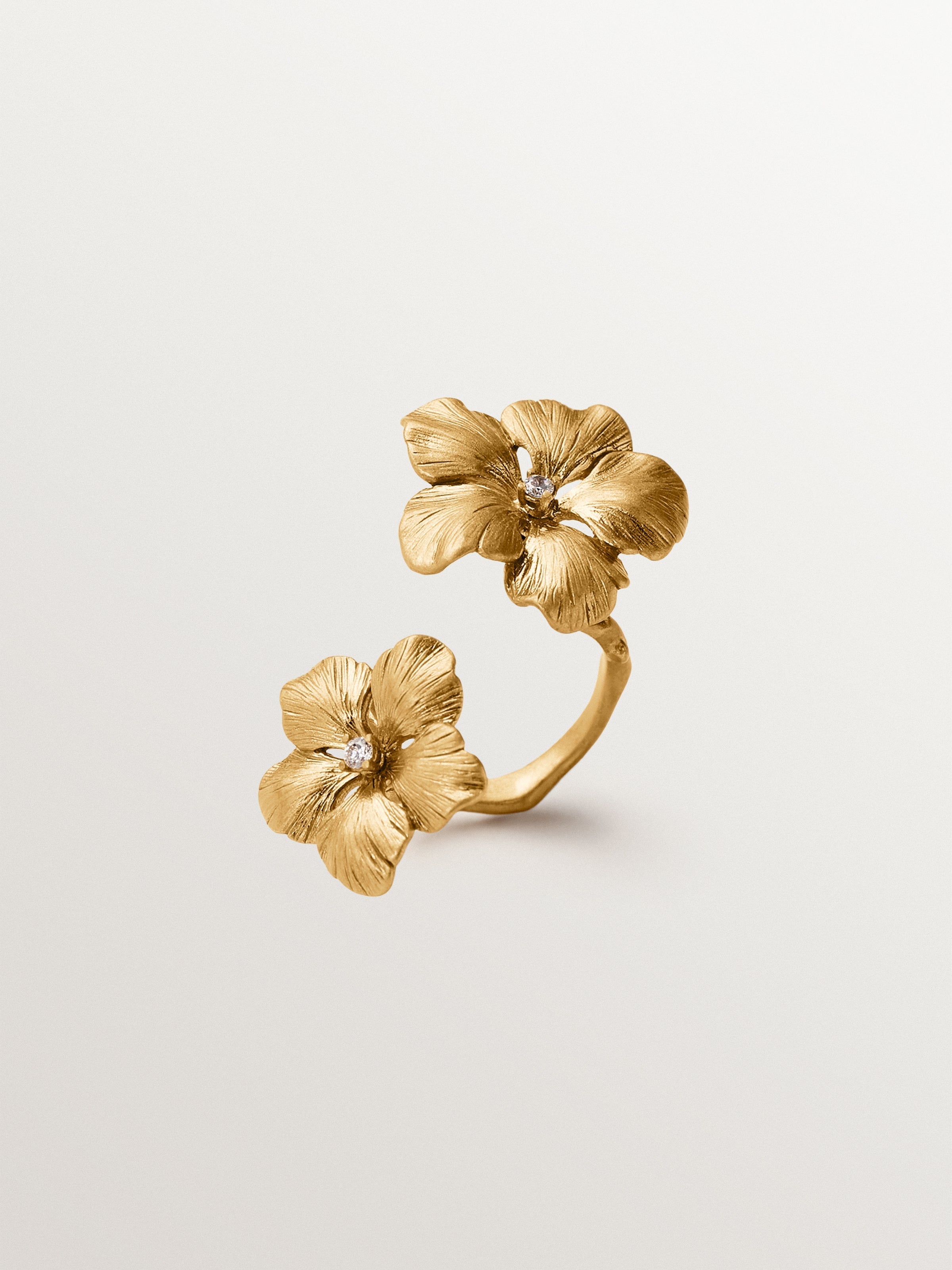 Open ring plated in yellow gold with crystals and flower motif