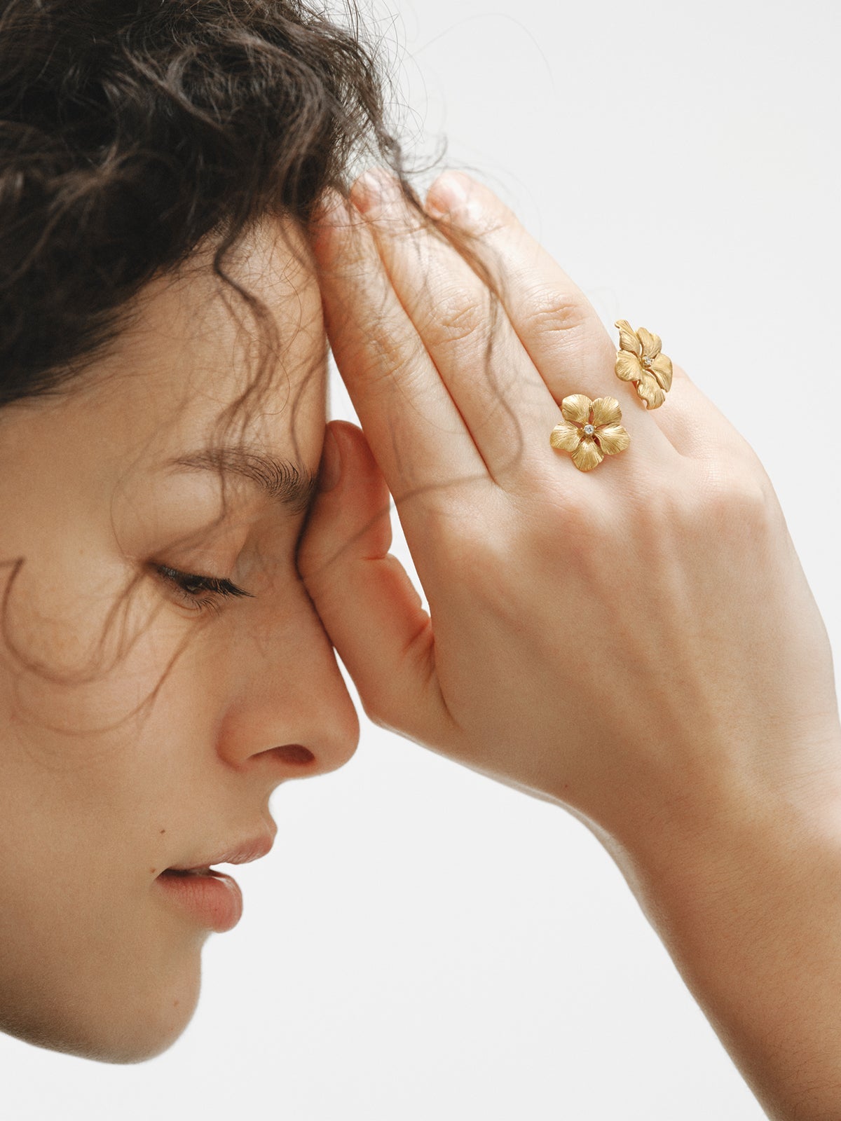 Open ring plated in yellow gold with crystals and flower motif