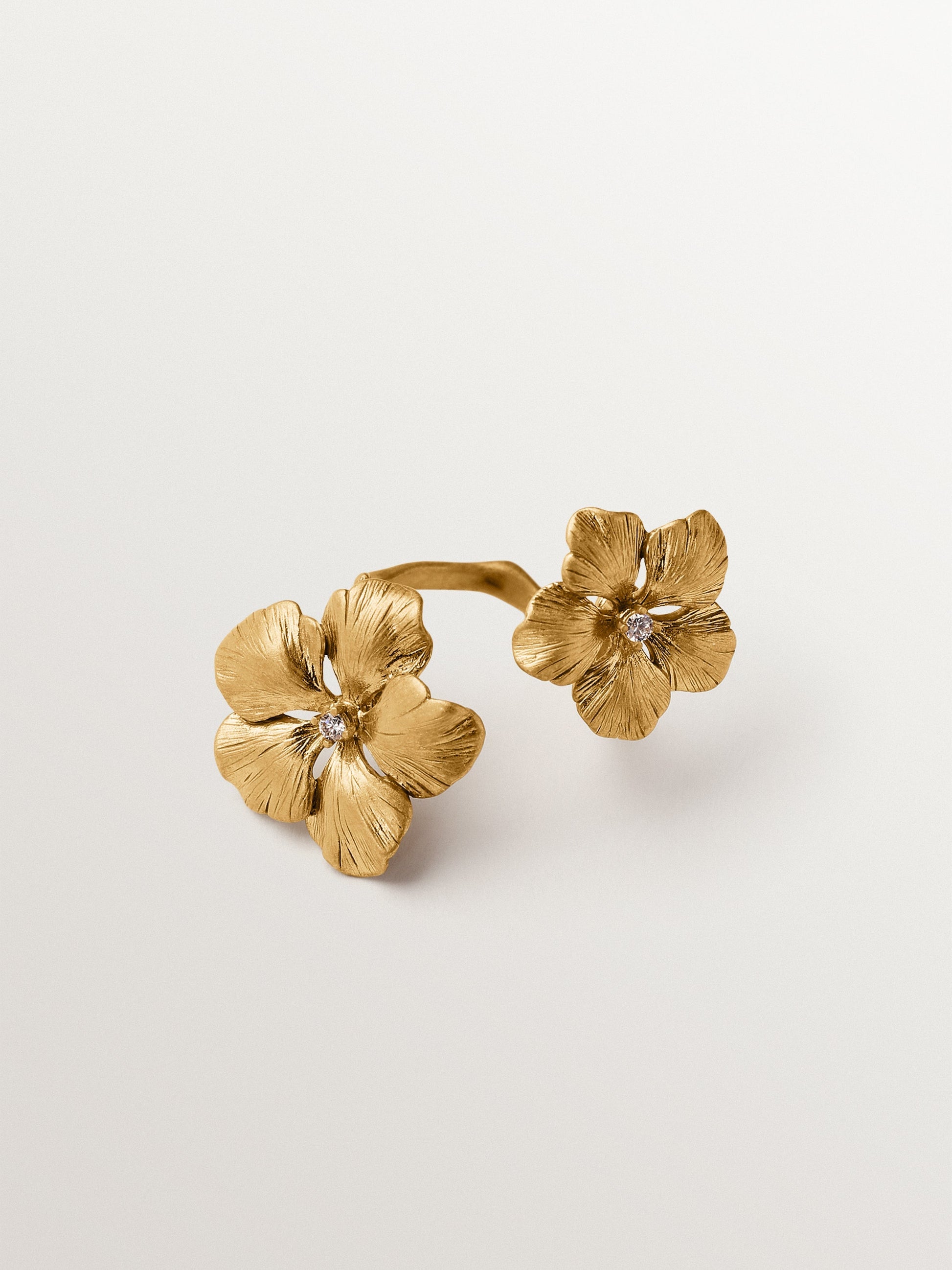 Open ring plated in yellow gold with crystals and flower motif