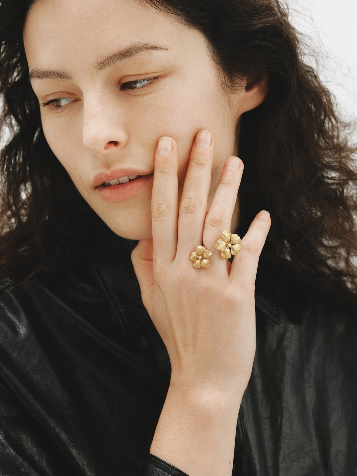 Open ring plated in yellow gold with crystals and flower motif