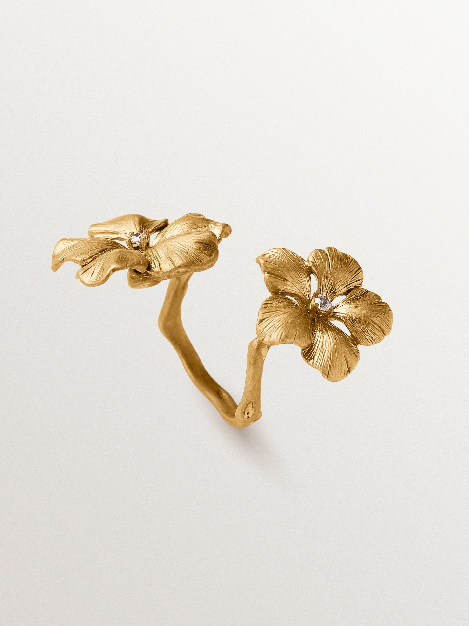 Open ring plated in yellow gold with crystals and flower motif