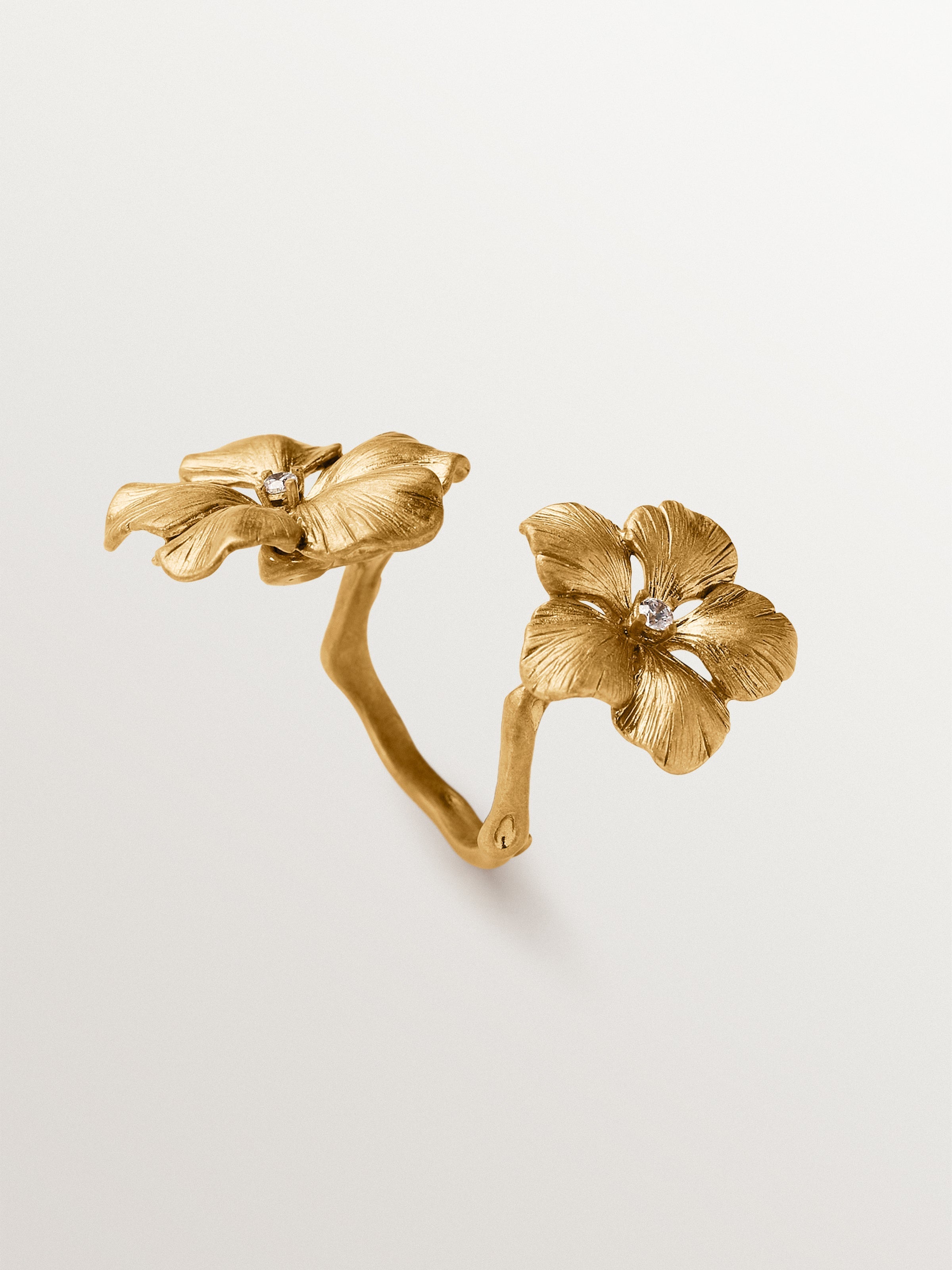 Open ring plated in yellow gold with crystals and flower motif