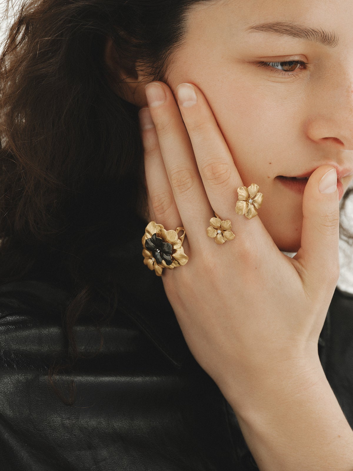 Open ring plated in yellow gold with crystals and flower motif