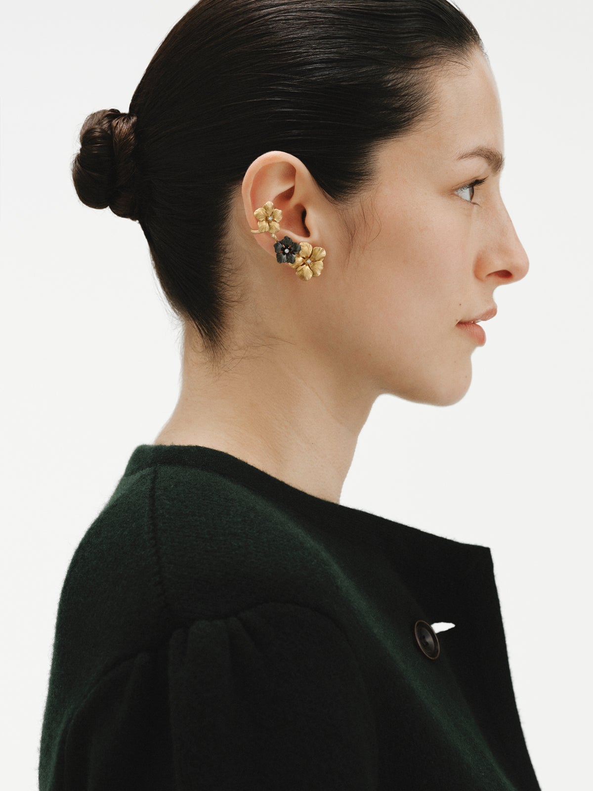 Climbing earcuff plated in yellow gold with crystals and flower motifs