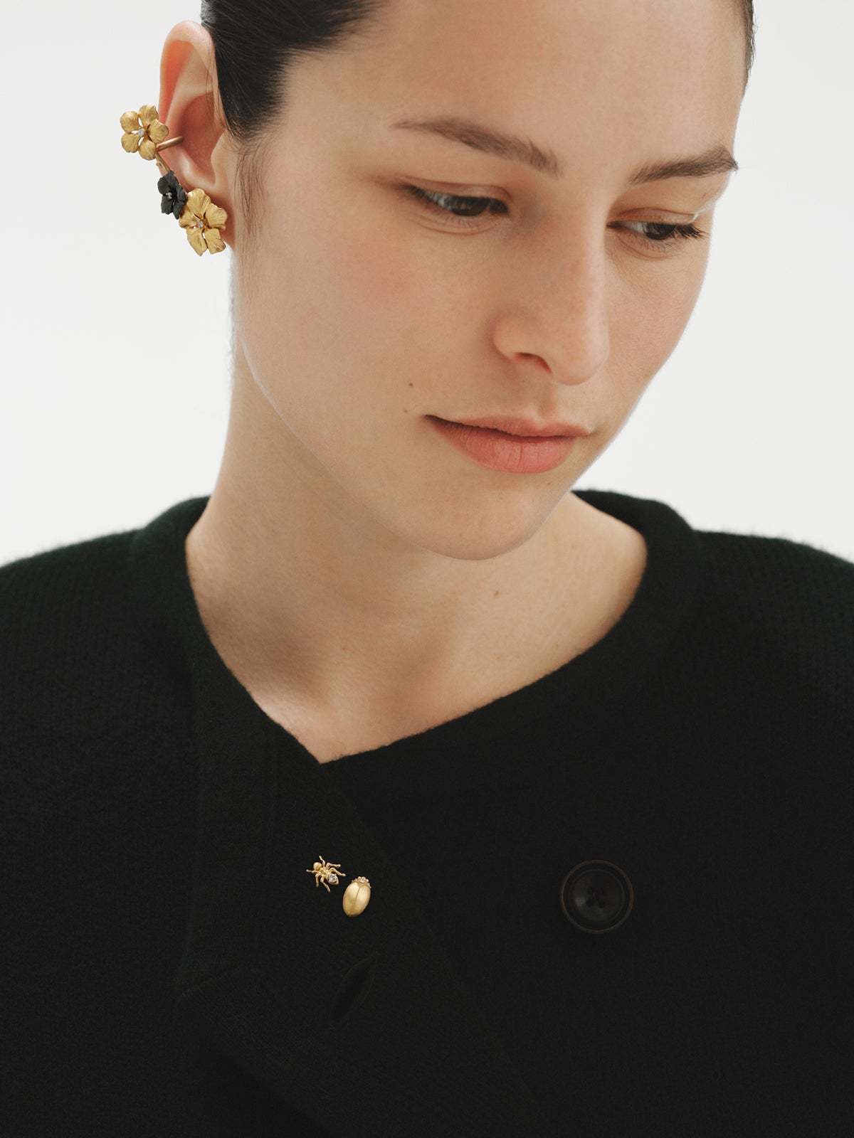 Climbing earcuff plated in yellow gold with crystals and flower motifs
