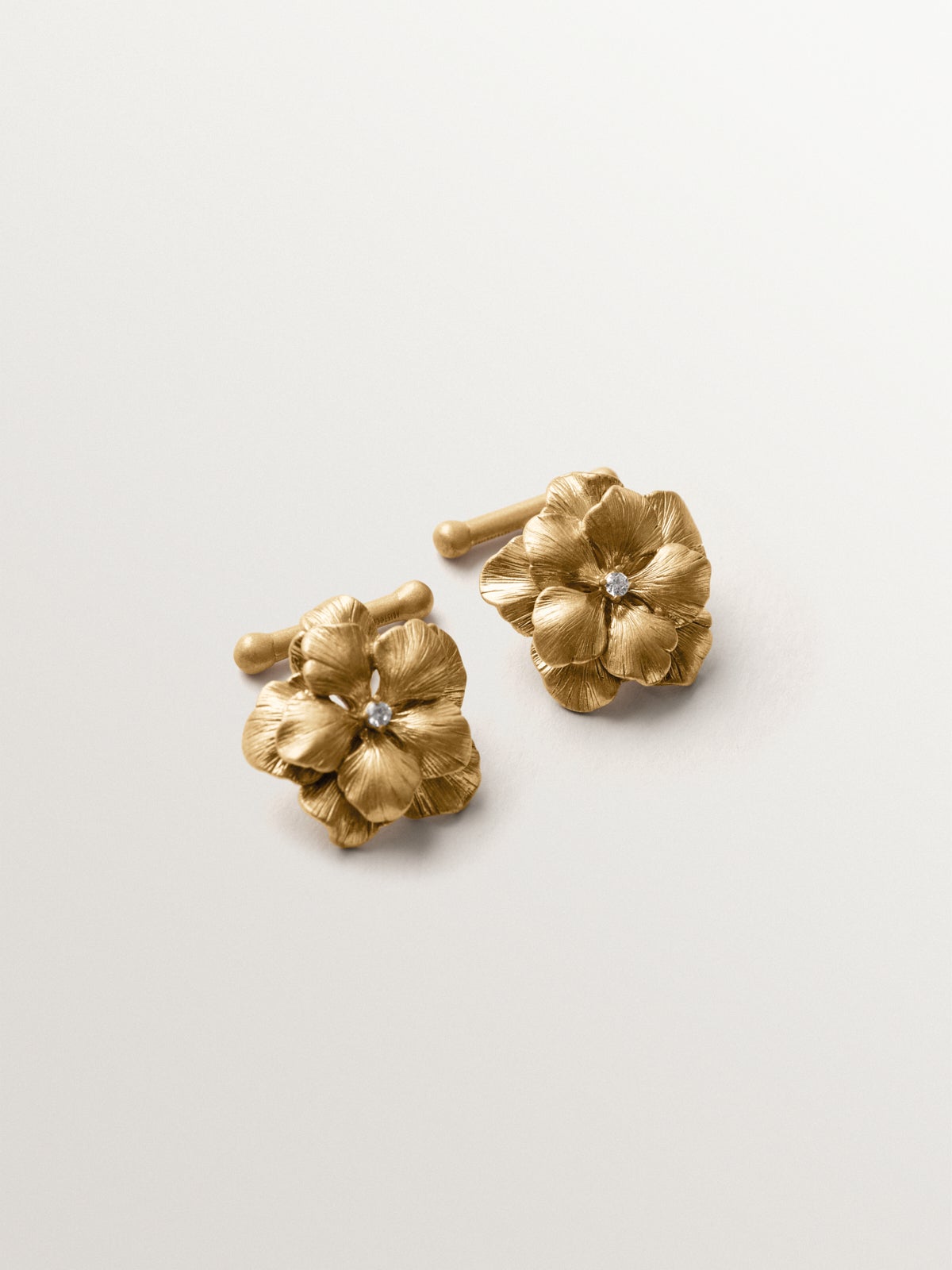 Yellow gold-plated cufflinks with crystals and flower shape