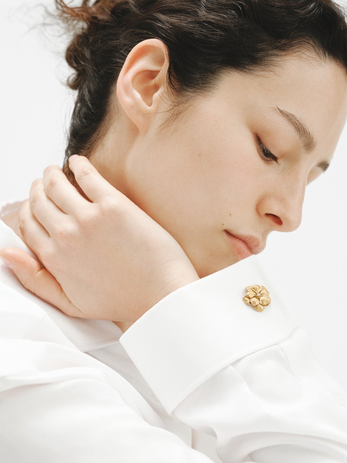 Yellow gold-plated cufflinks with crystals and flower shape