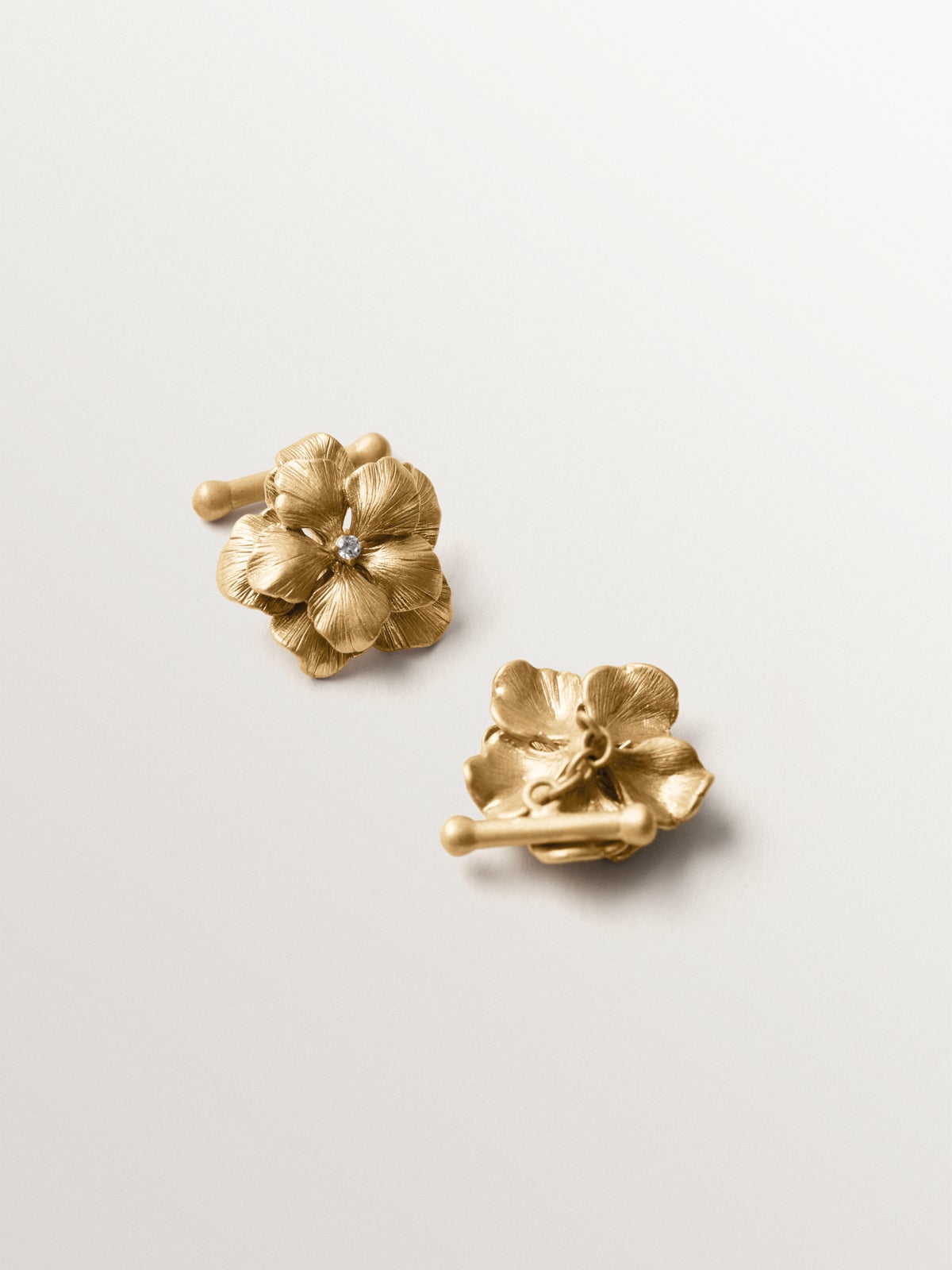 Yellow gold-plated cufflinks with crystals and flower shape
