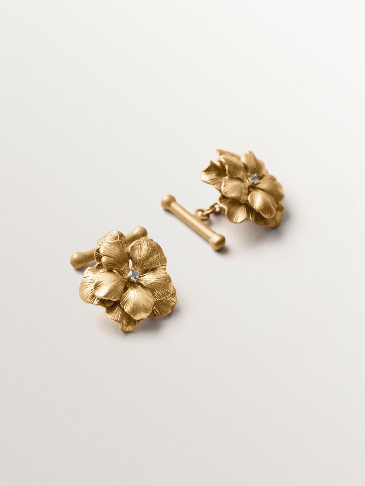 Yellow gold-plated cufflinks with crystals and flower shape