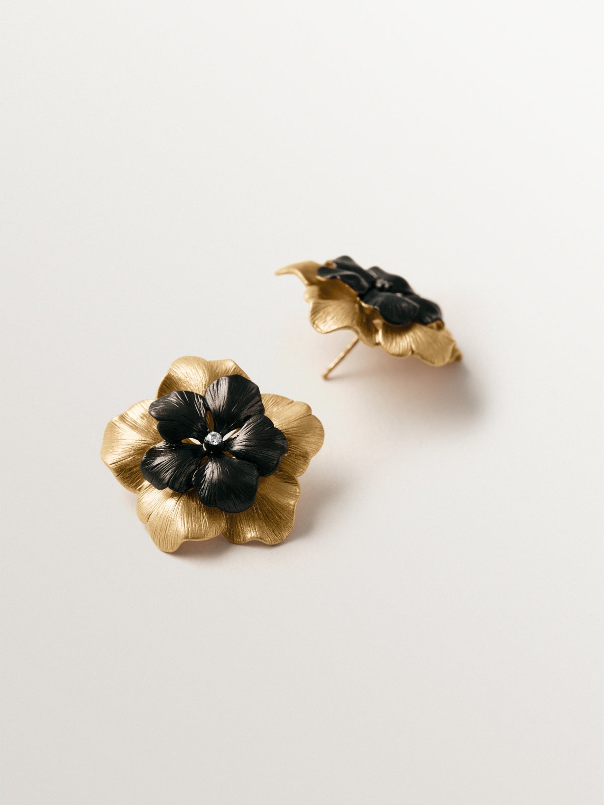 Two-tone yellow gold-plated button earrings with crystal and flower shape