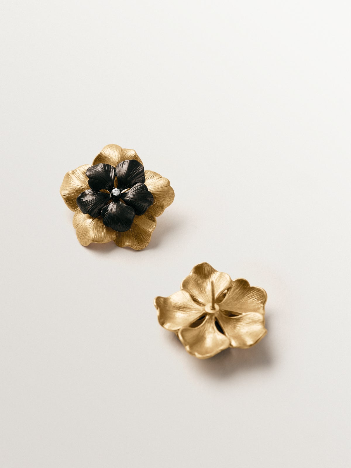 Two-tone yellow gold-plated button earrings with crystal and flower shape