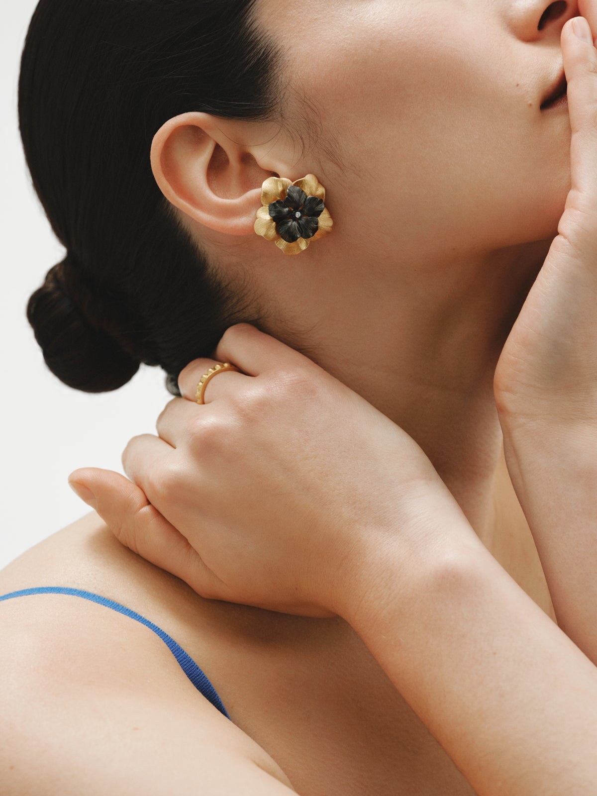 Two-tone yellow gold-plated button earrings with crystal and flower shape