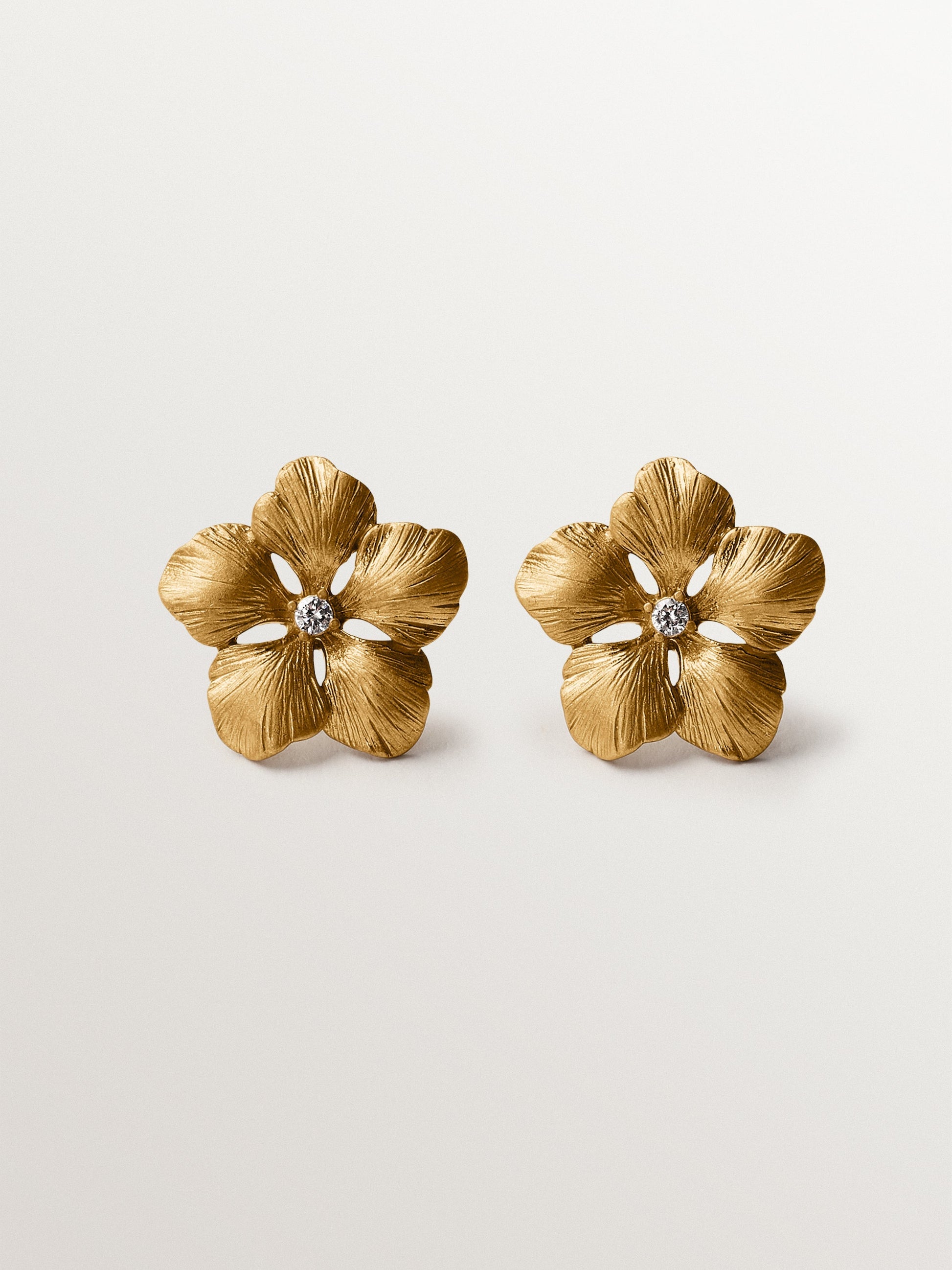 Yellow gold-plated button earrings with crystal and flower shape