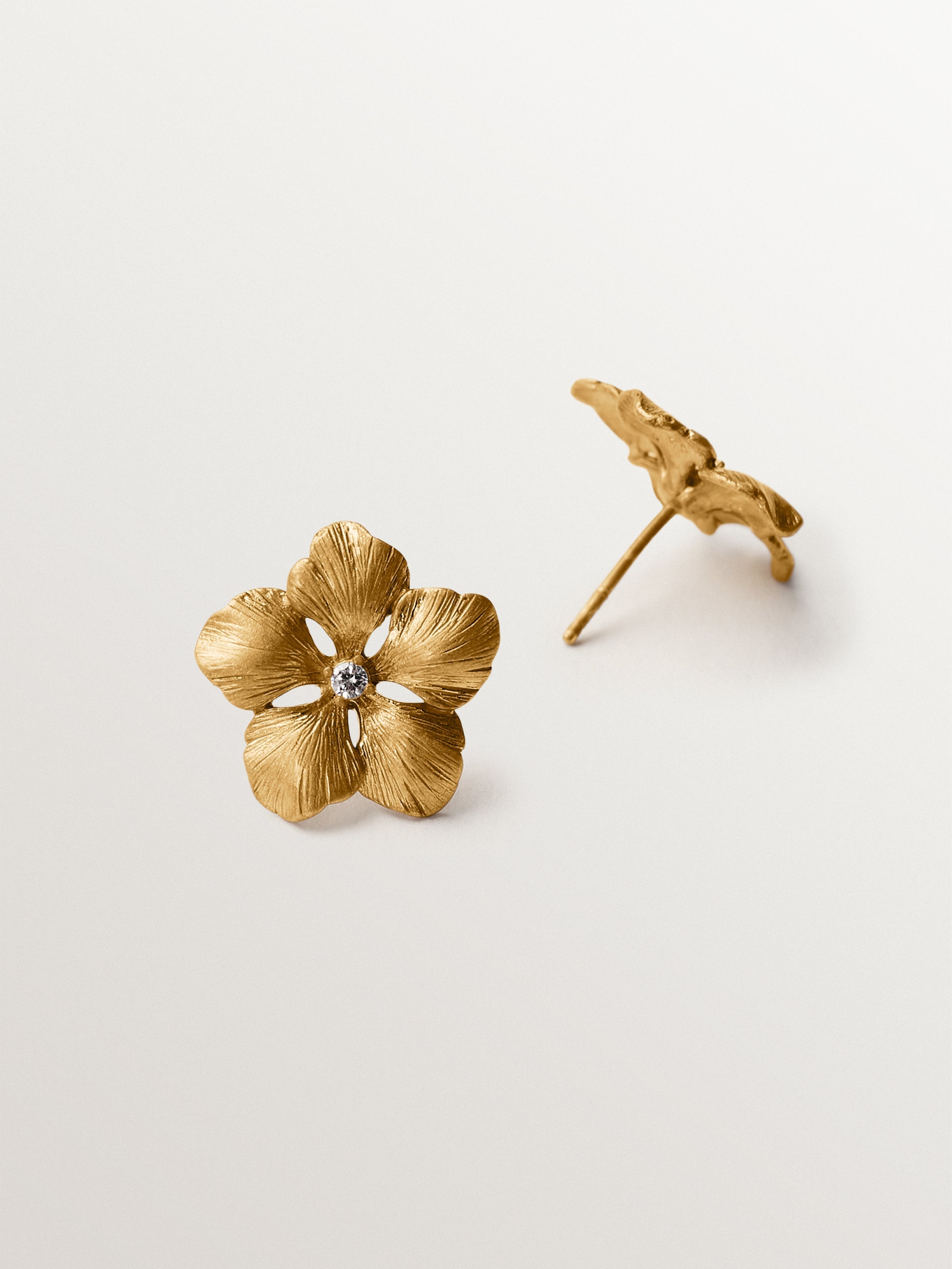 Yellow gold-plated button earrings with crystal and flower shape
