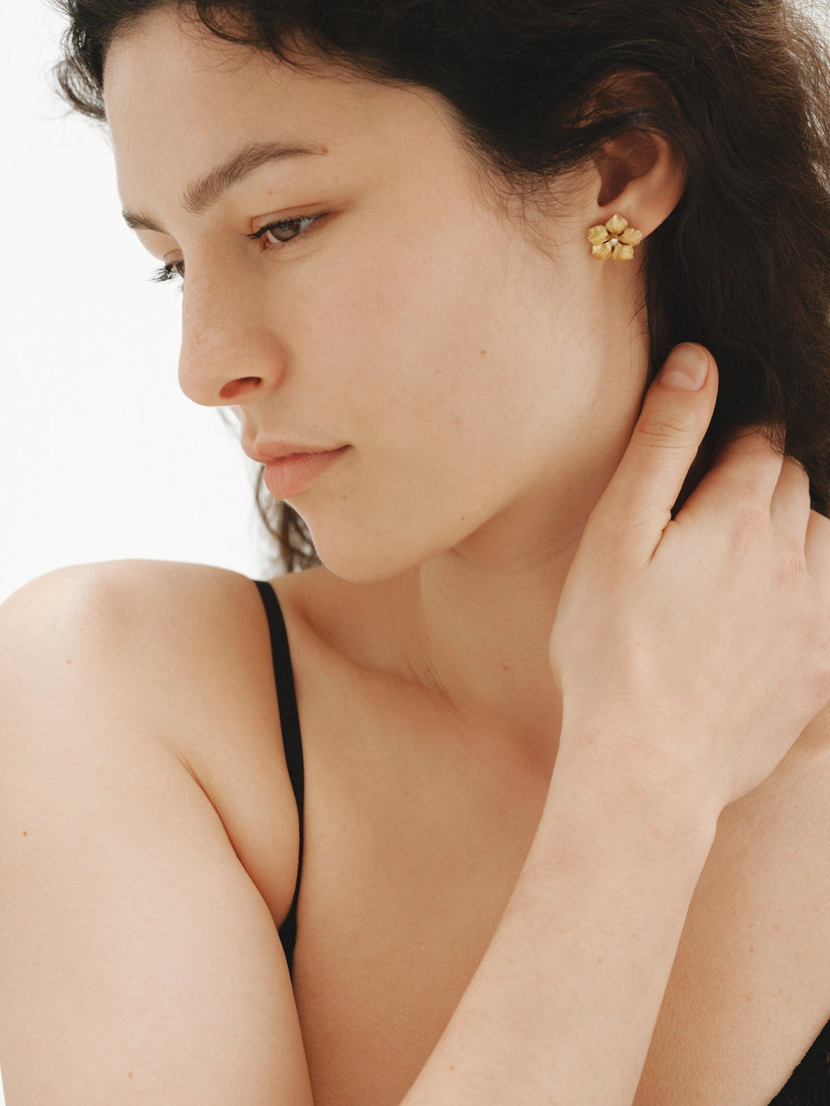 Yellow gold-plated button earrings with crystal and flower shape