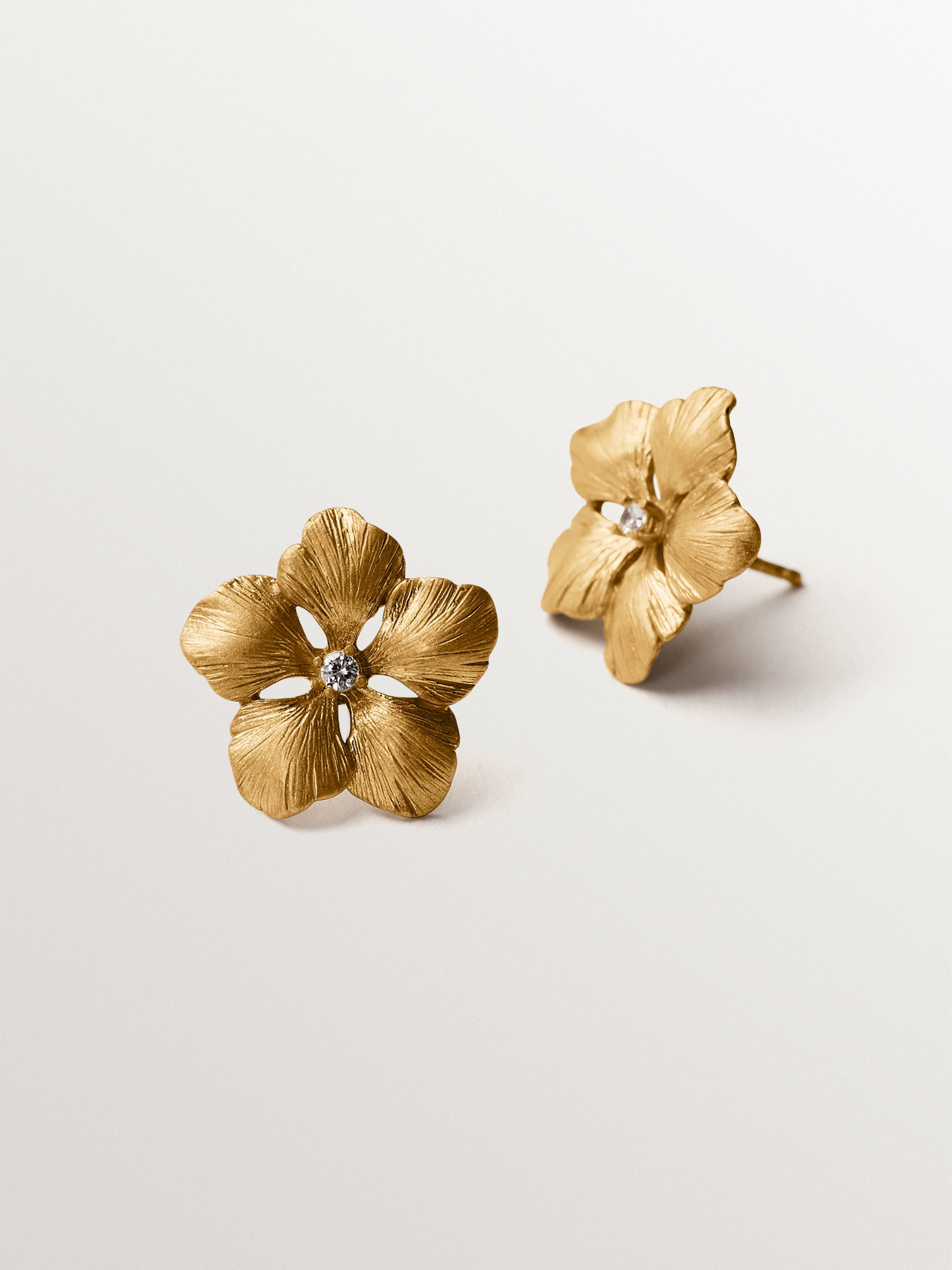 Yellow gold-plated button earrings with crystal and flower shape