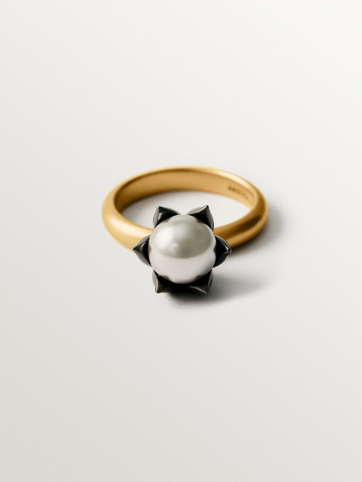 Two-tone ring plated in yellow gold with a gunmetal finish, gray pearl and flower shape