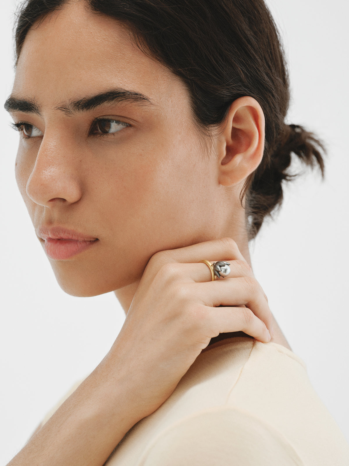 Two-tone ring plated in yellow gold with a gunmetal finish, gray pearl and flower shape