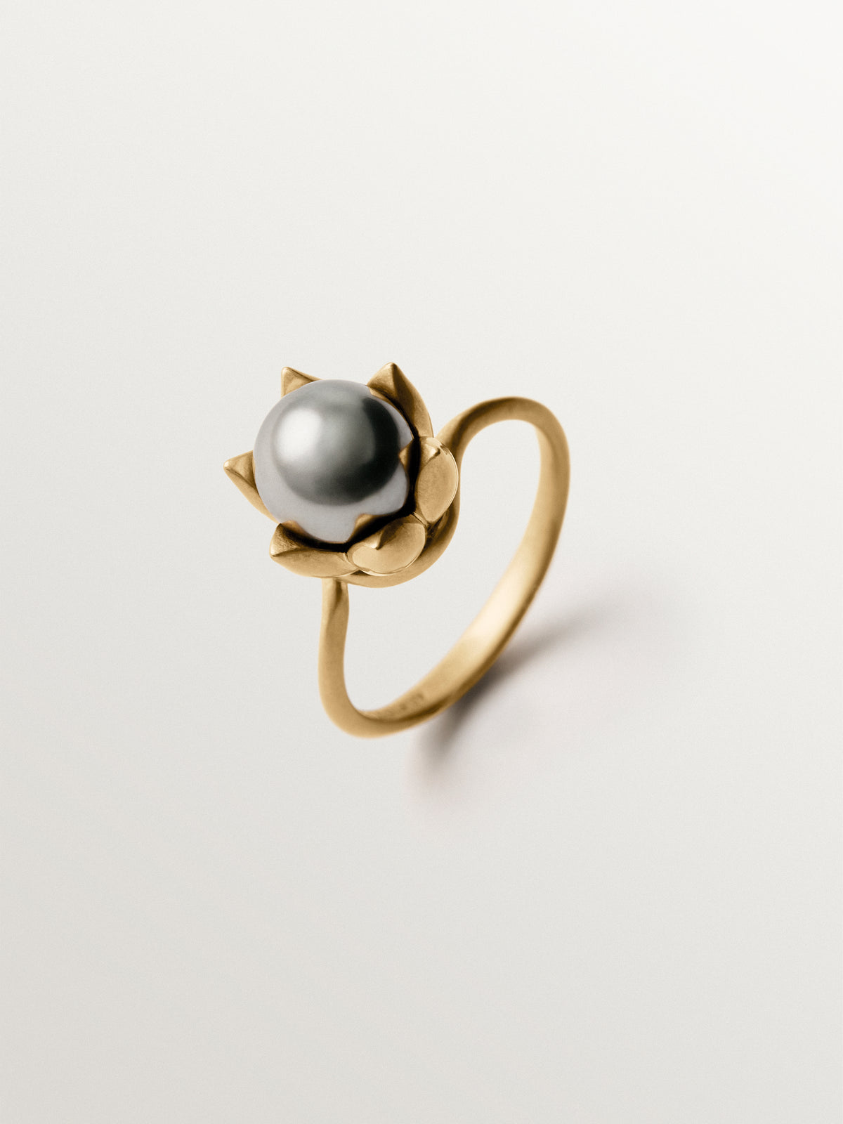Ring plated in yellow gold with a gray pearl and flower shape