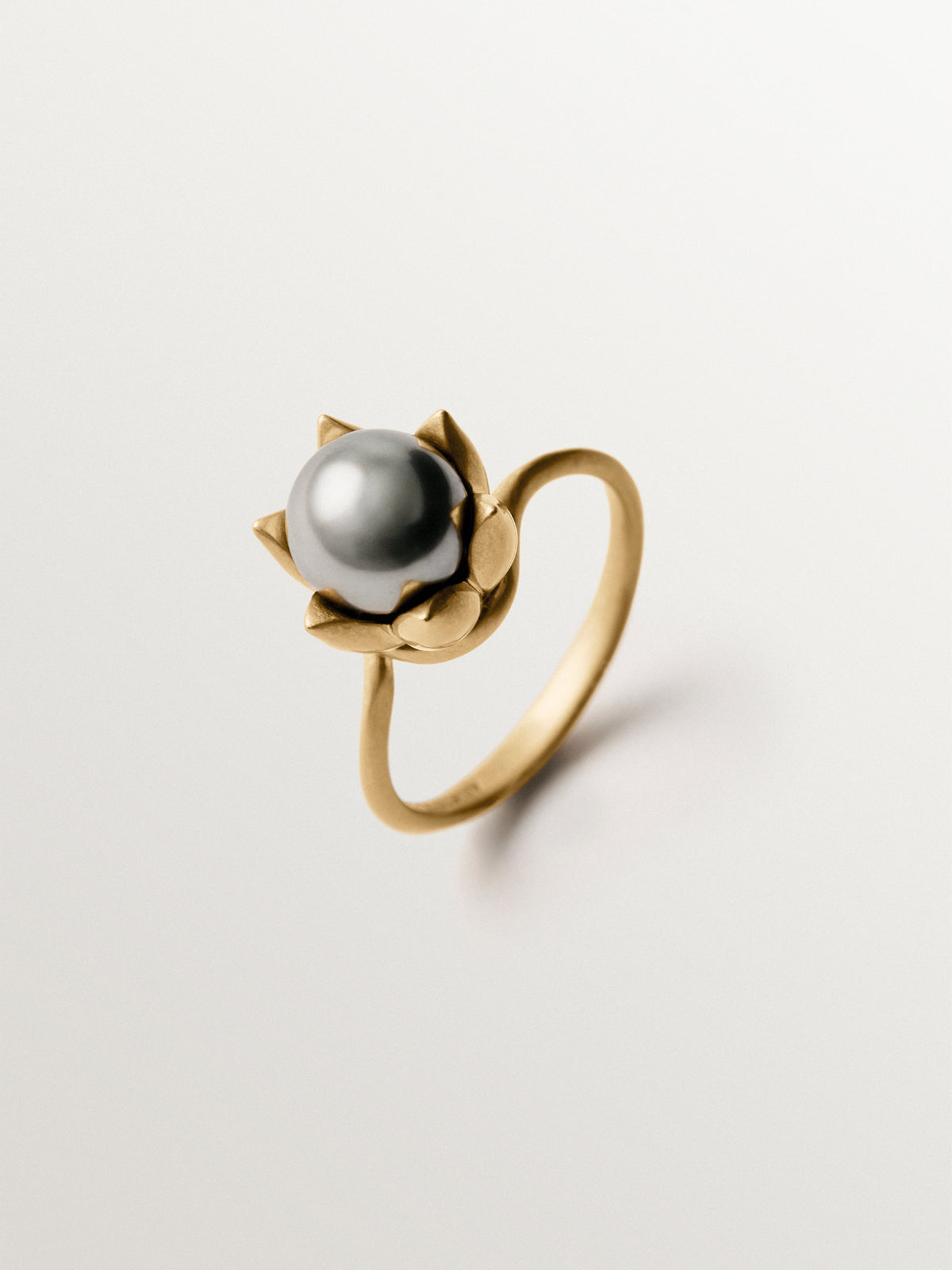 Yellow gold-plated ring with flower-shaped grey crystal