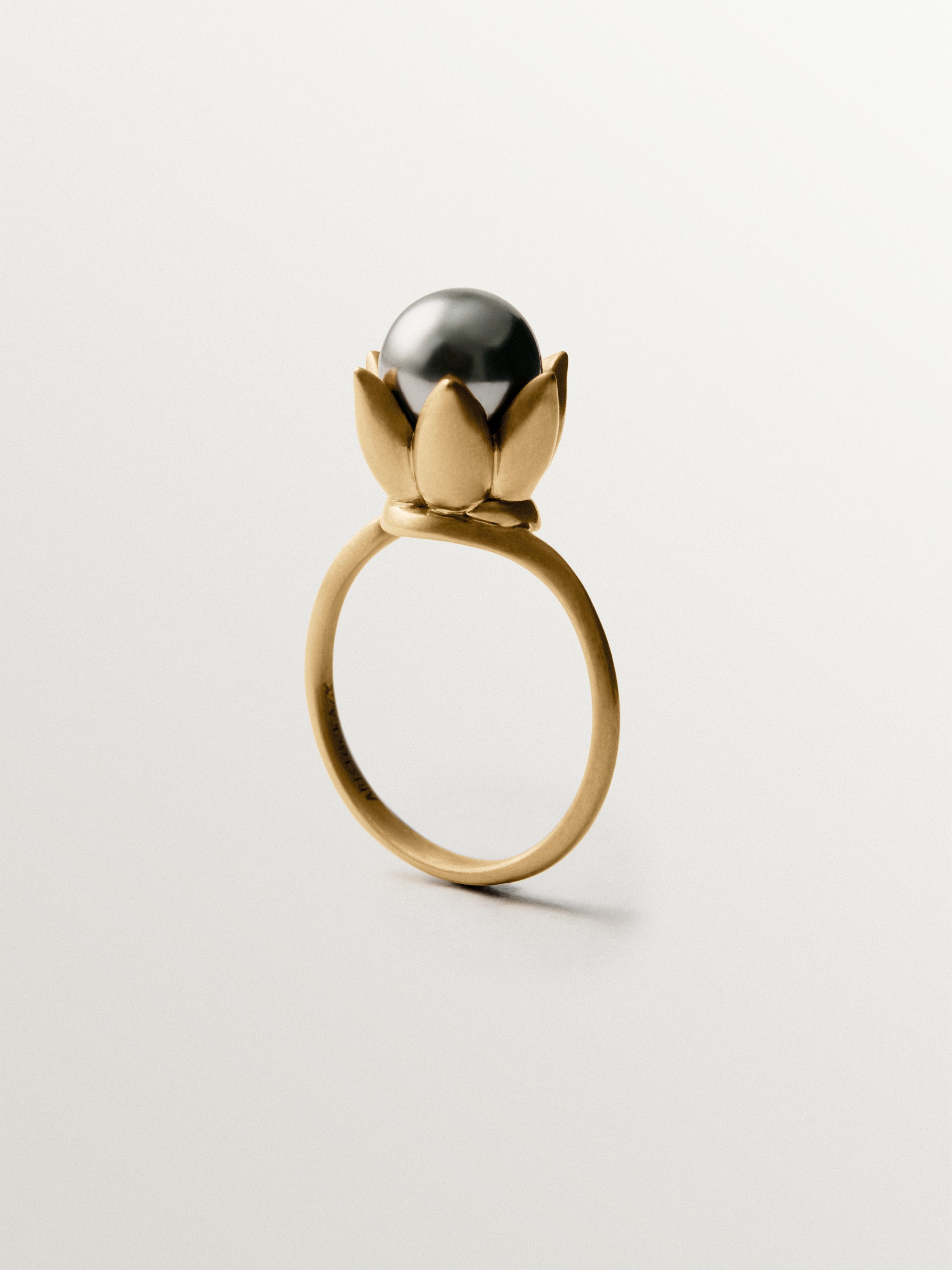 Ring plated in yellow gold with a gray pearl and flower shape