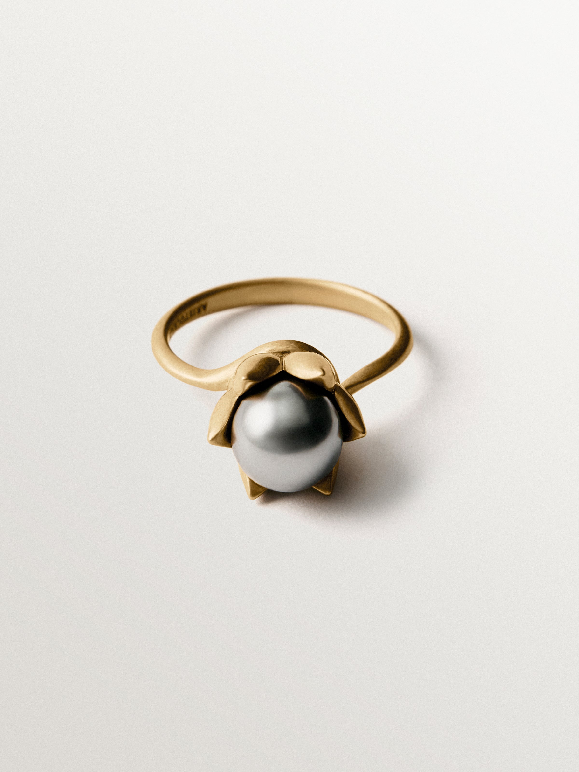 Ring plated in yellow gold with a gray pearl and flower shape