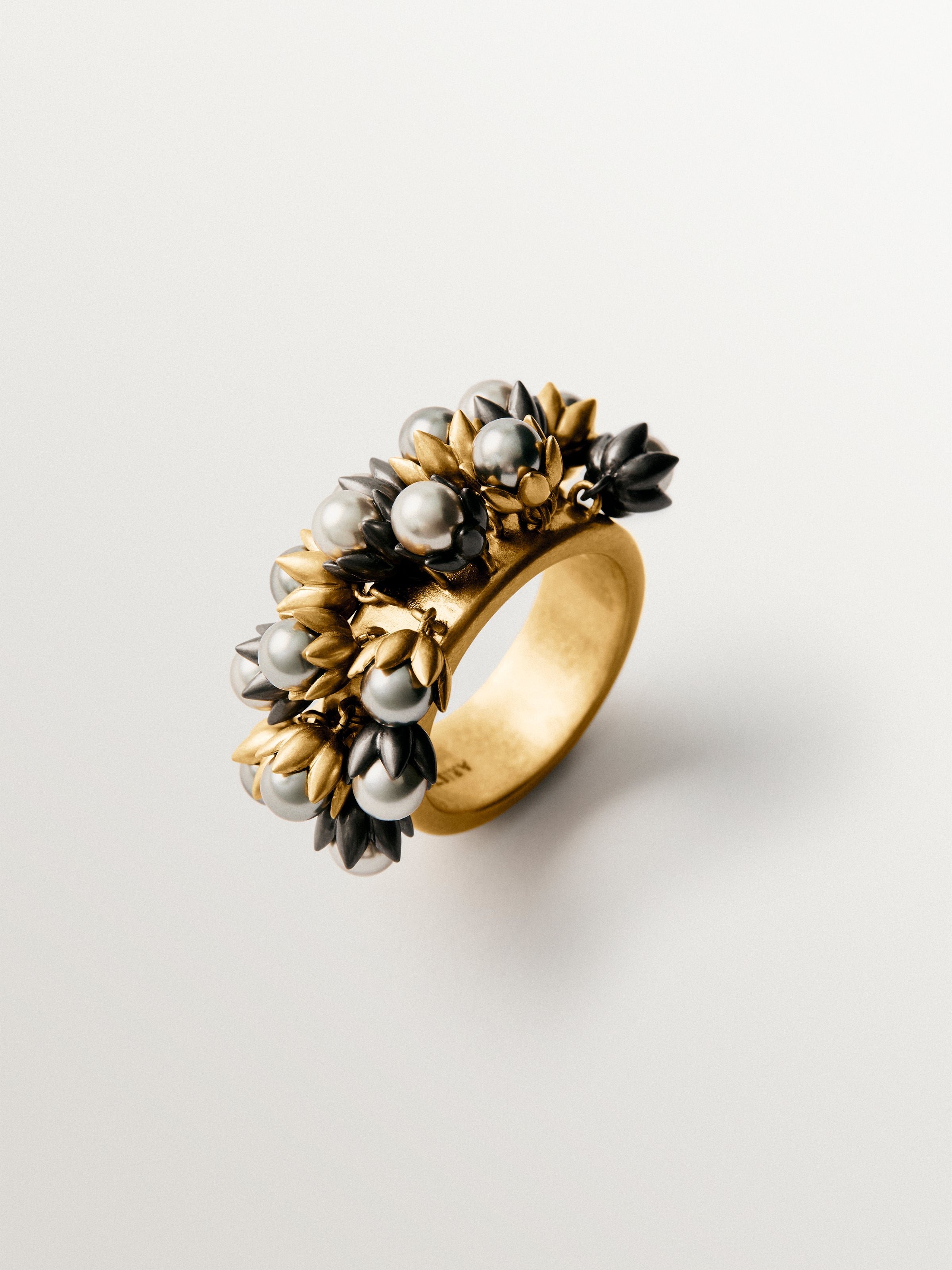 Yellow gold plated ring with gunmetal finish, grey pearls and floral motifs