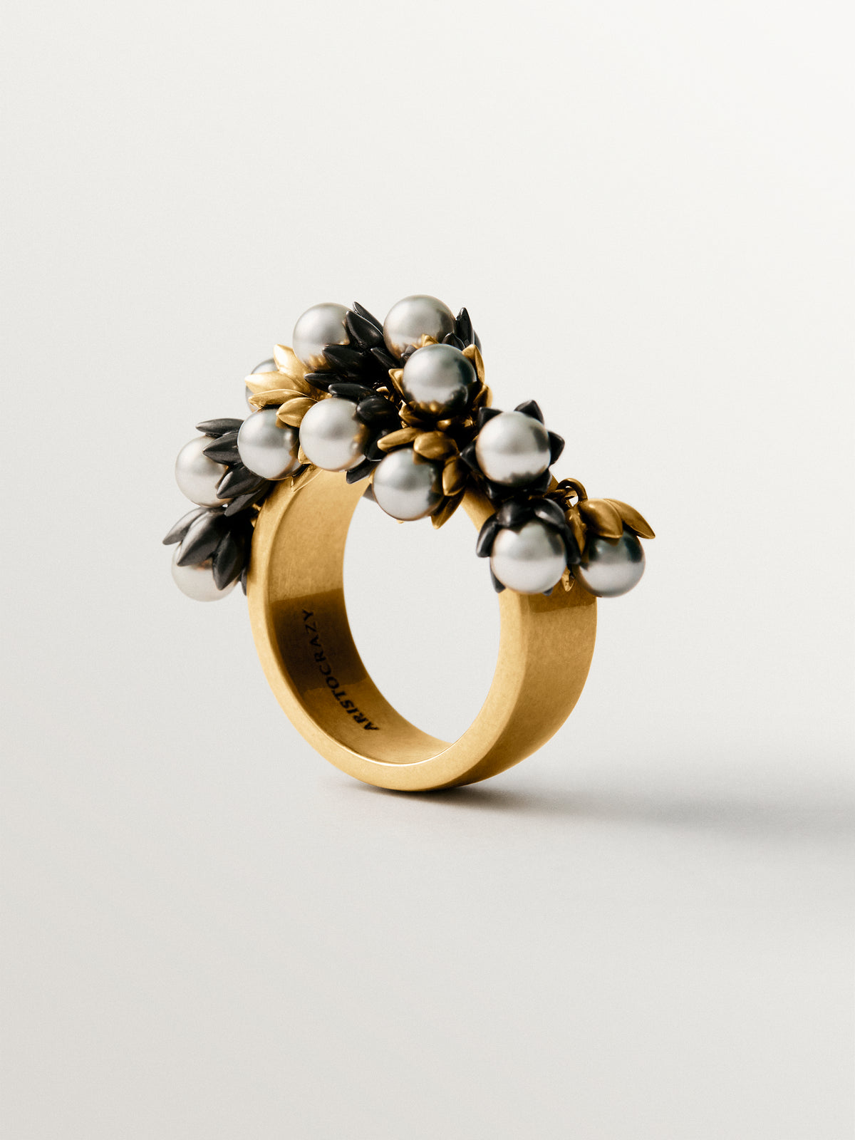 Yellow gold plated ring with gunmetal finish, grey pearls and floral motifs