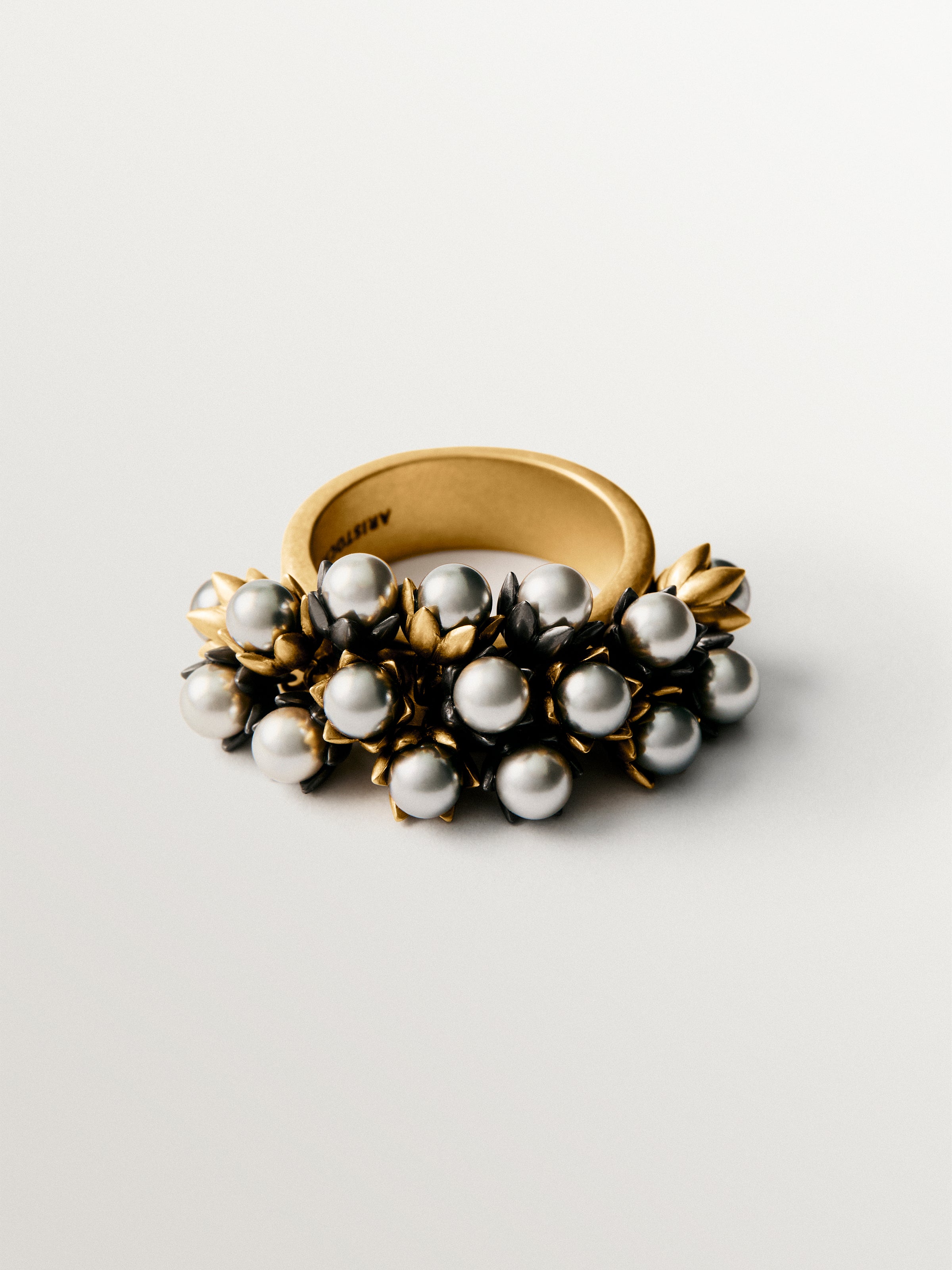 Yellow gold plated ring with gunmetal finish, grey pearls and floral motifs