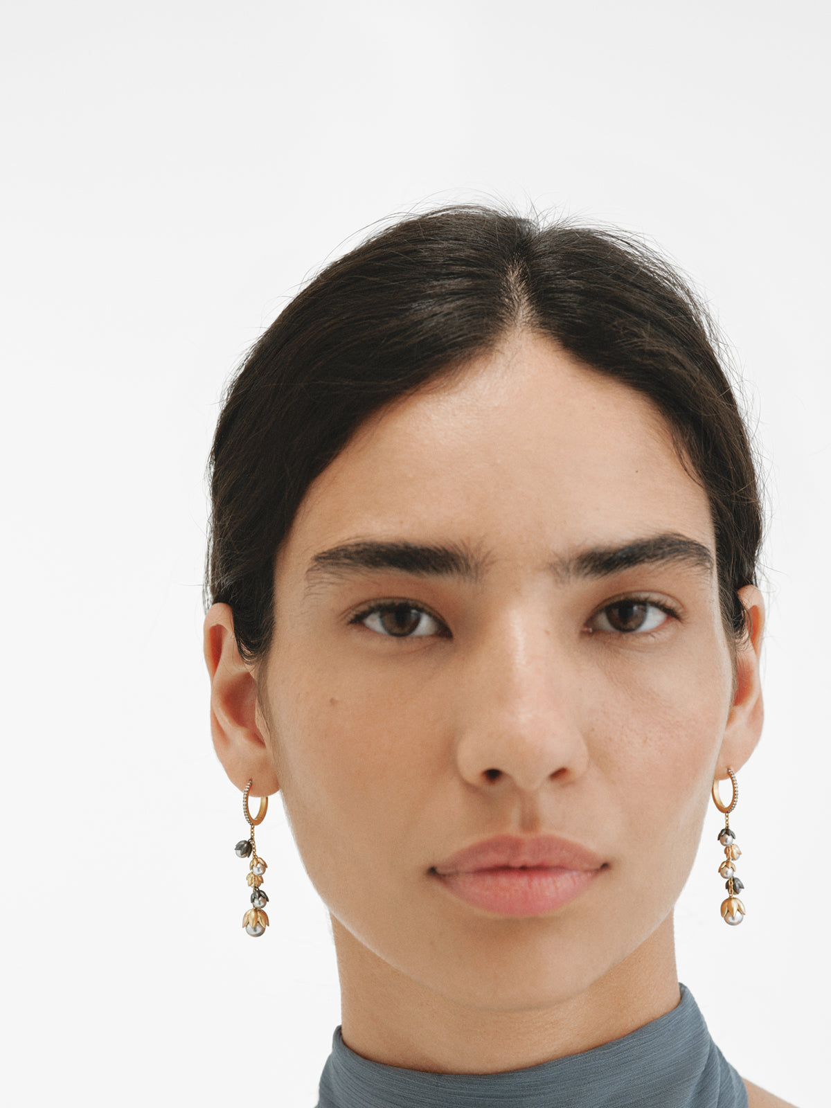 Two-tone yellow gold-plated earrings with gunmetal finish, white crystals and flower-shaped grey crystals