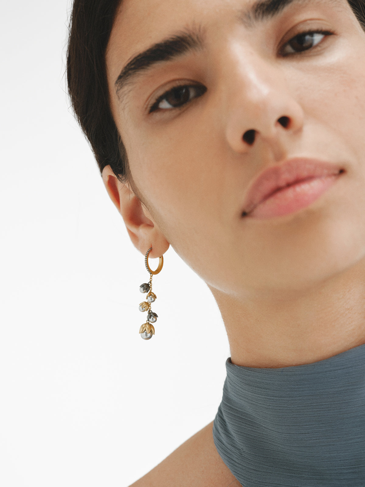 Two-tone yellow gold-plated earrings with gunmetal finish, white crystals and flower-shaped grey crystals