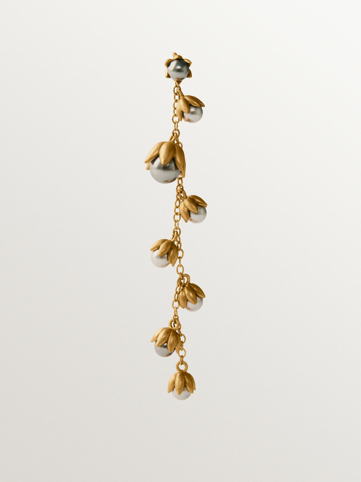 Two-tone single earring plated in yellow gold with a gunmetal finish, gray pearls and floral motifs