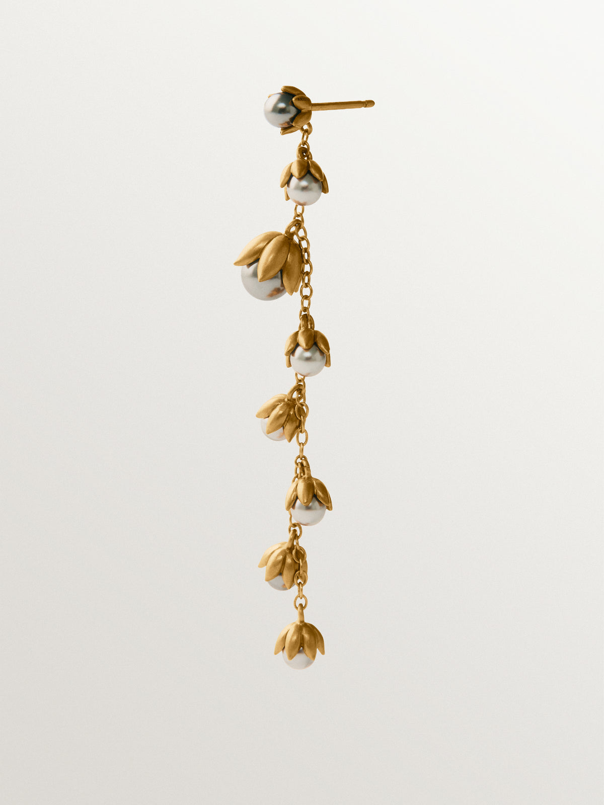 Two-tone single earring plated in yellow gold with a gunmetal finish, gray pearls and floral motifs