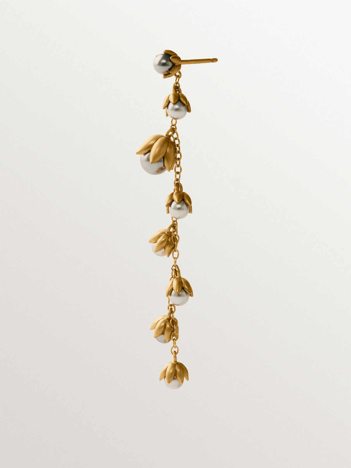 Single two-tone yellow gold-plated earring with gunmetal finish and floral grey crystals